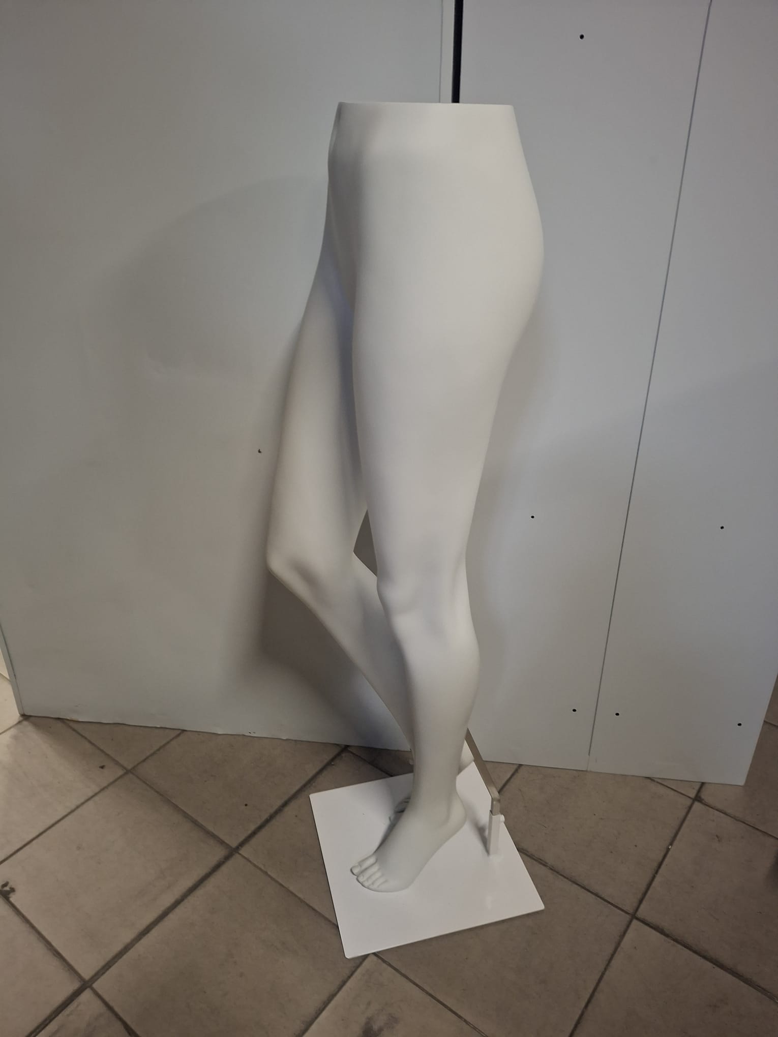 Jambe de mannequin femme – Fibre de verre blanc – H 117 cm