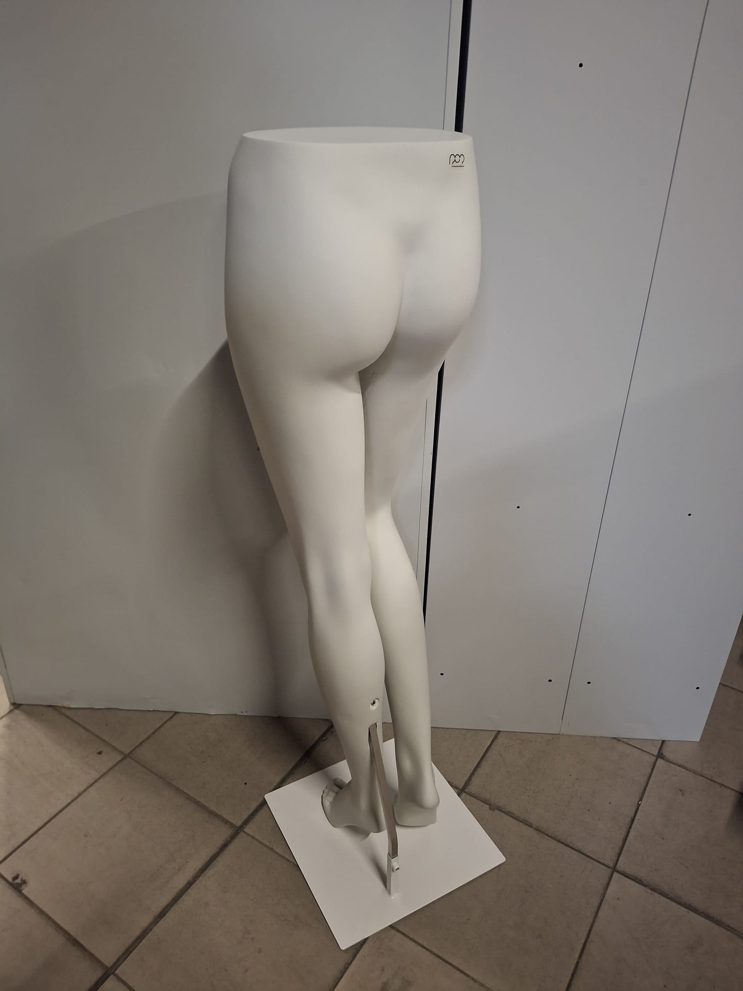 Jambe de mannequin femme – Fibre de verre blanc – H 117 cm