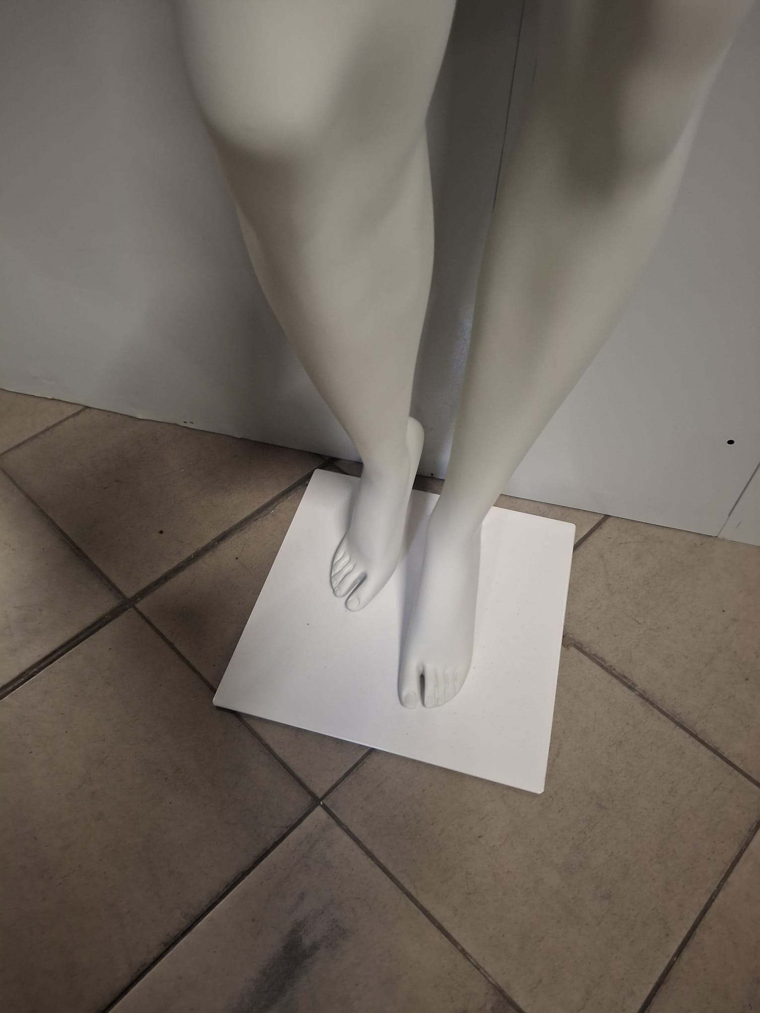 Jambe de mannequin femme – Fibre de verre blanc – H 117 cm