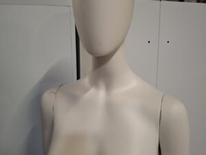 Mannequin buste femme – Fibre de verre blanc crème mat – H 183 cm