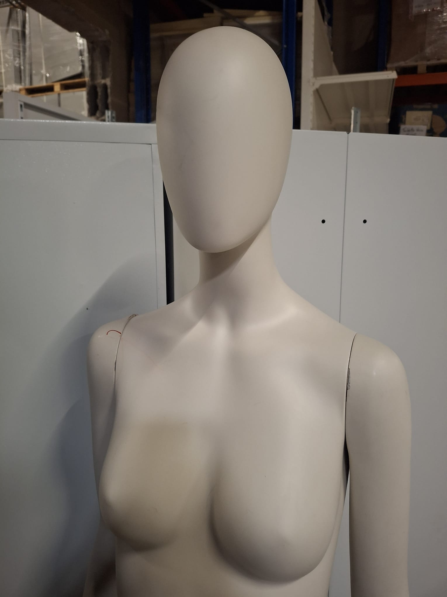 Mannequin buste femme – Fibre de verre blanc crème mat – H 183 cm