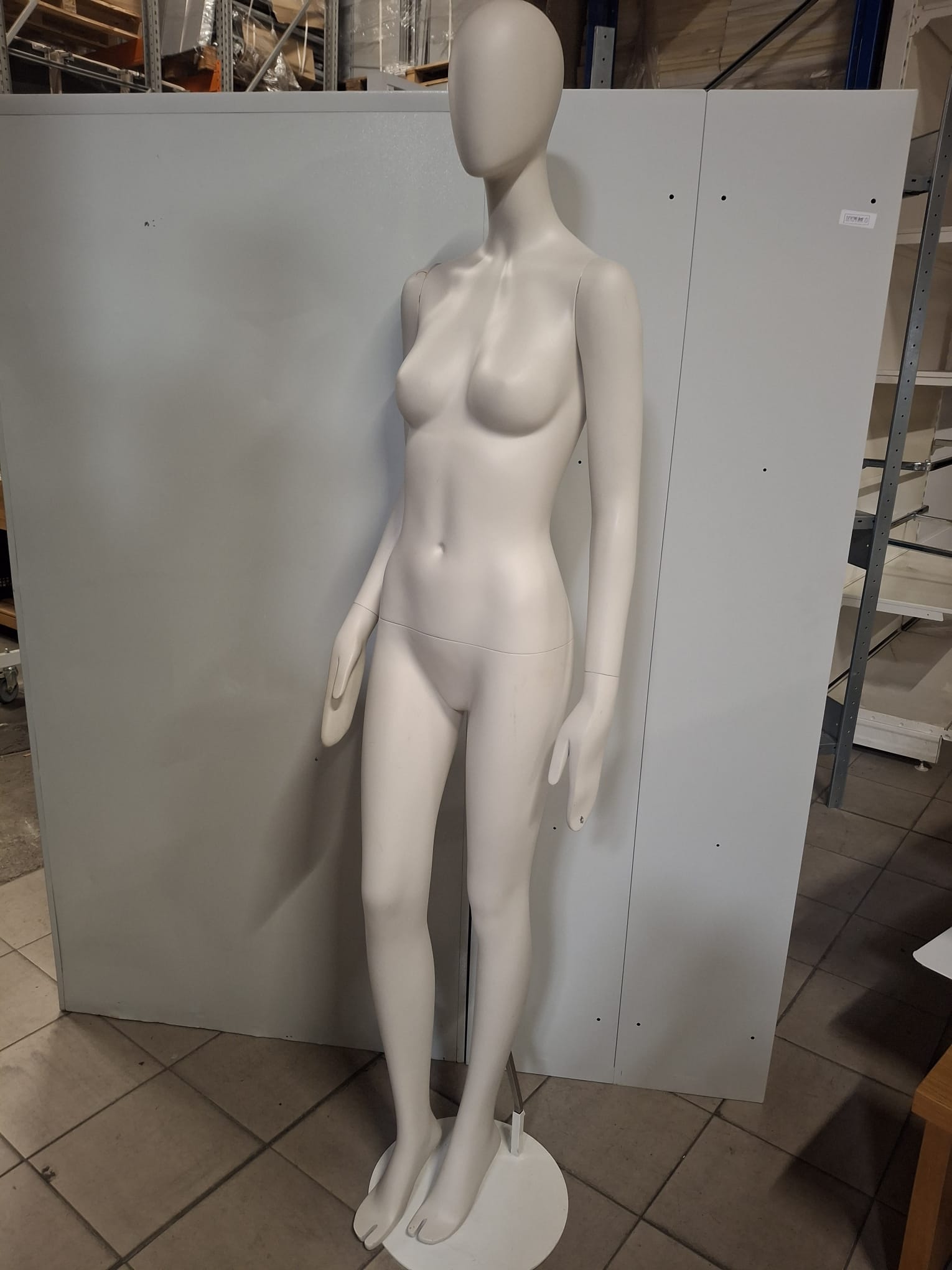 Mannequin buste femme – Fibre de verre blanc crème mat – H 183 cm