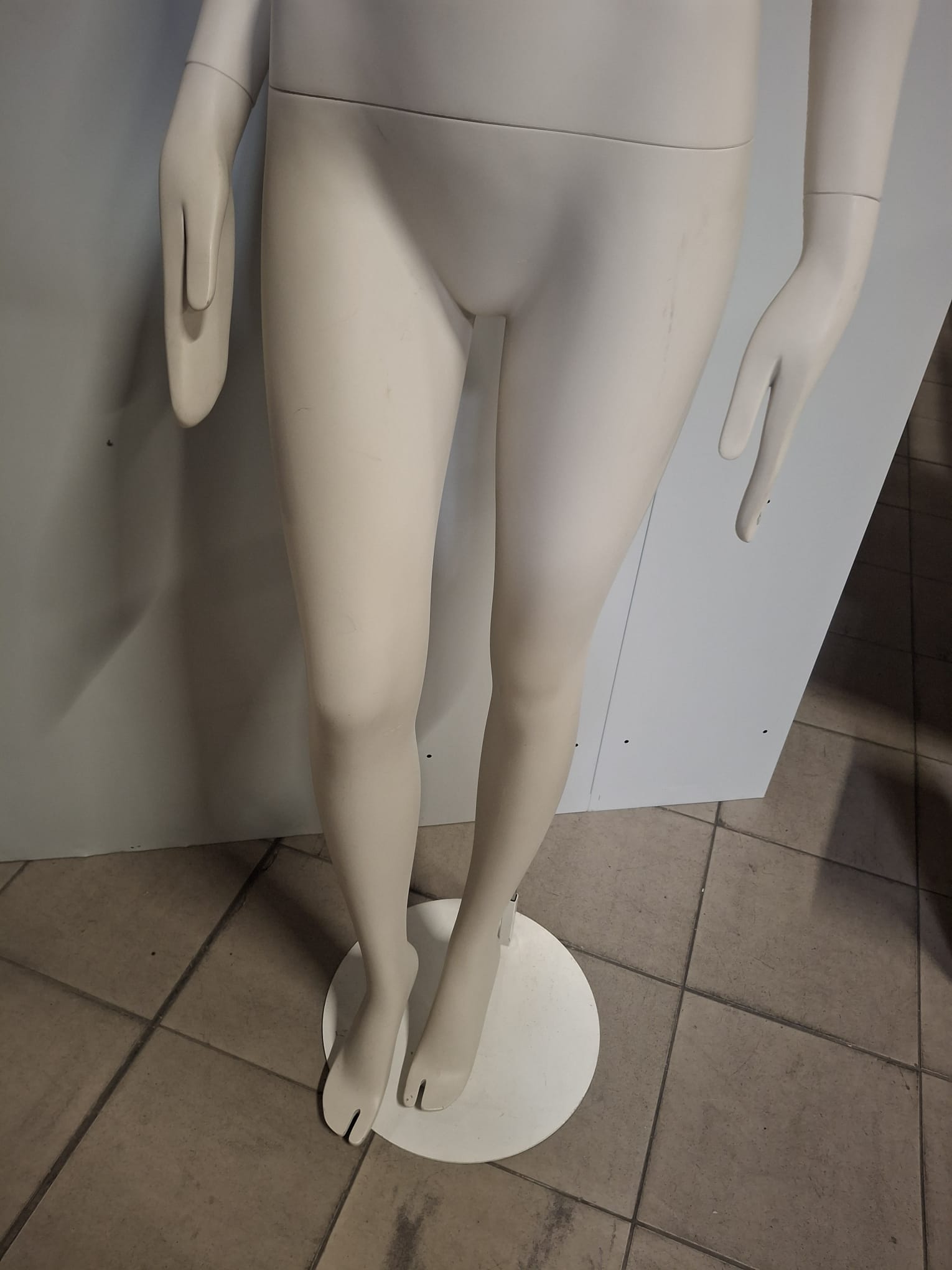 Mannequin buste femme – Fibre de verre blanc crème mat – H 183 cm