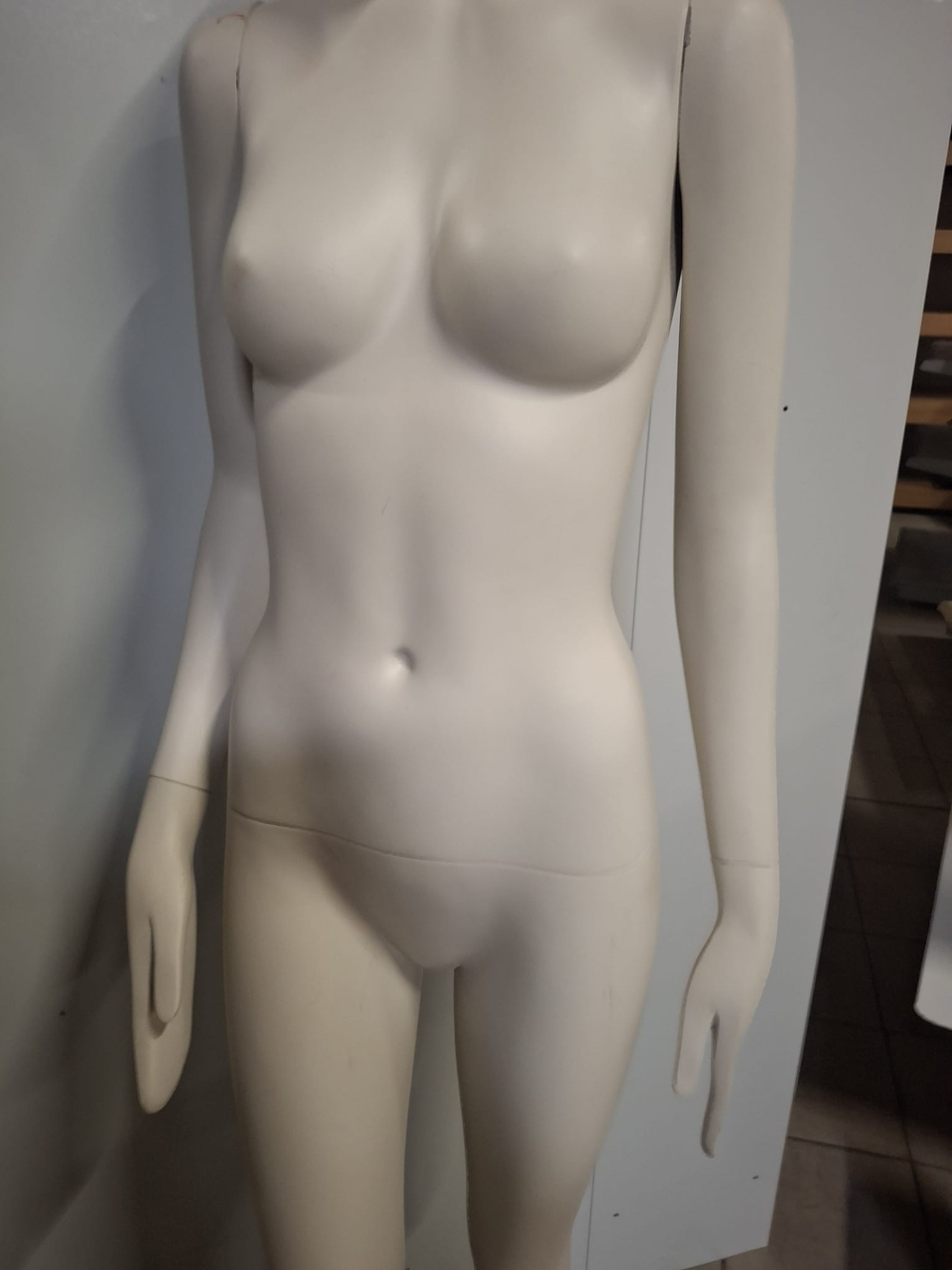Mannequin buste femme – Fibre de verre blanc crème mat – H 183 cm