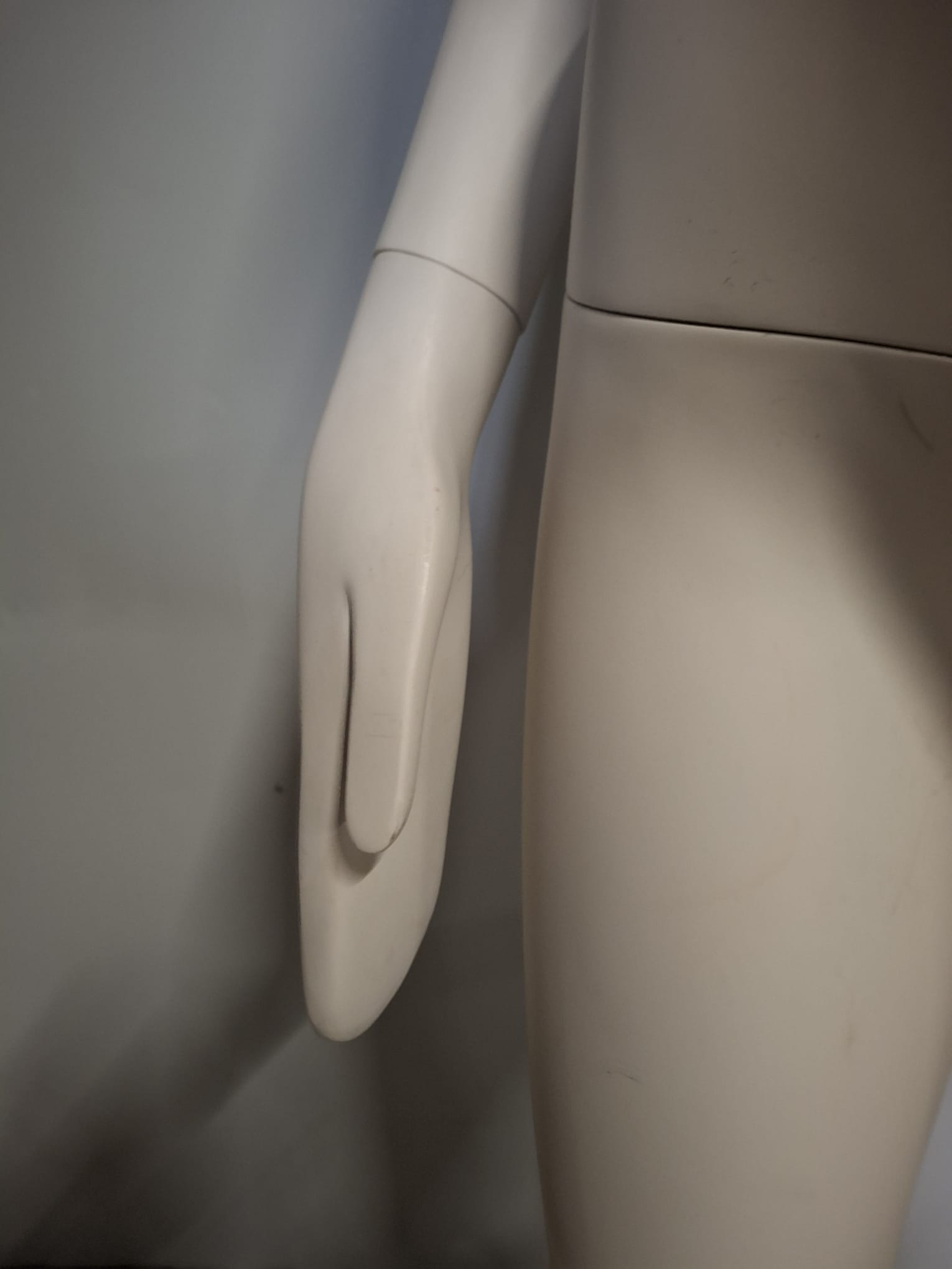 Mannequin buste femme – Fibre de verre blanc crème mat – H 183 cm