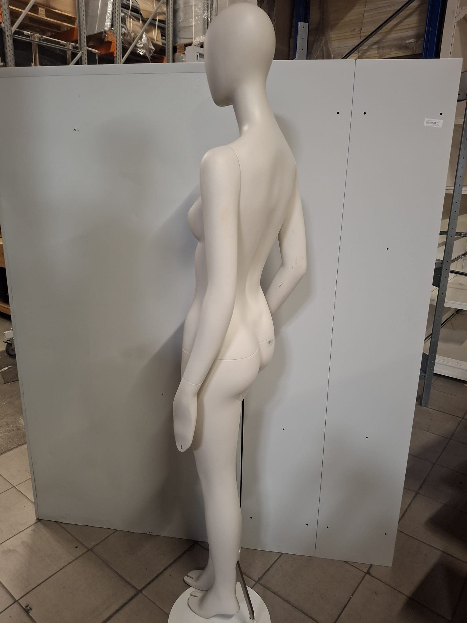 Mannequin buste femme – Fibre de verre blanc crème mat – H 183 cm