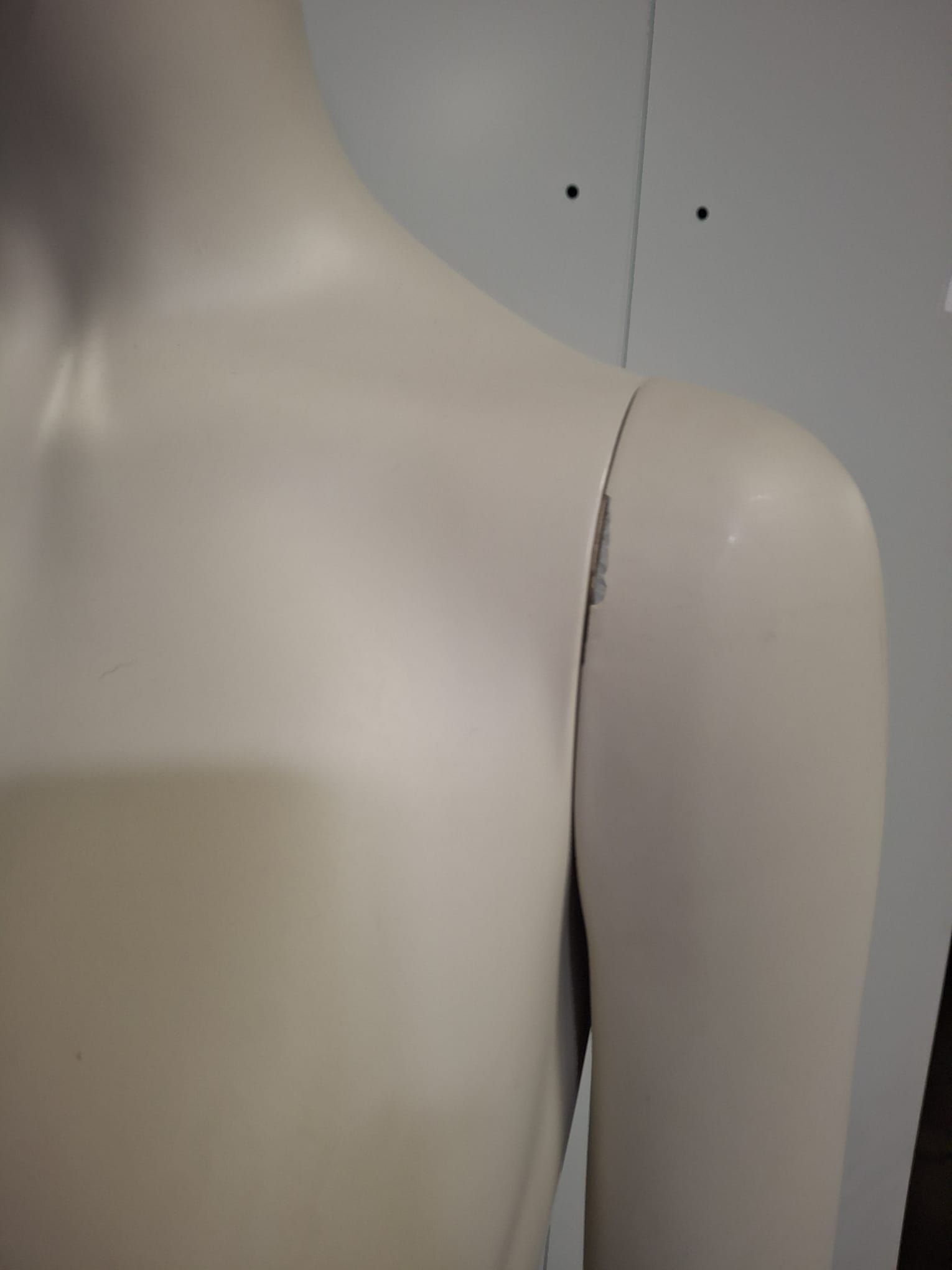 Mannequin buste femme – Fibre de verre blanc crème mat – H 183 cm