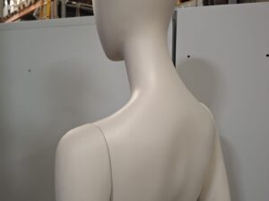 Mannequin buste femme – Fibre de verre blanc crème mat – H 183 cm