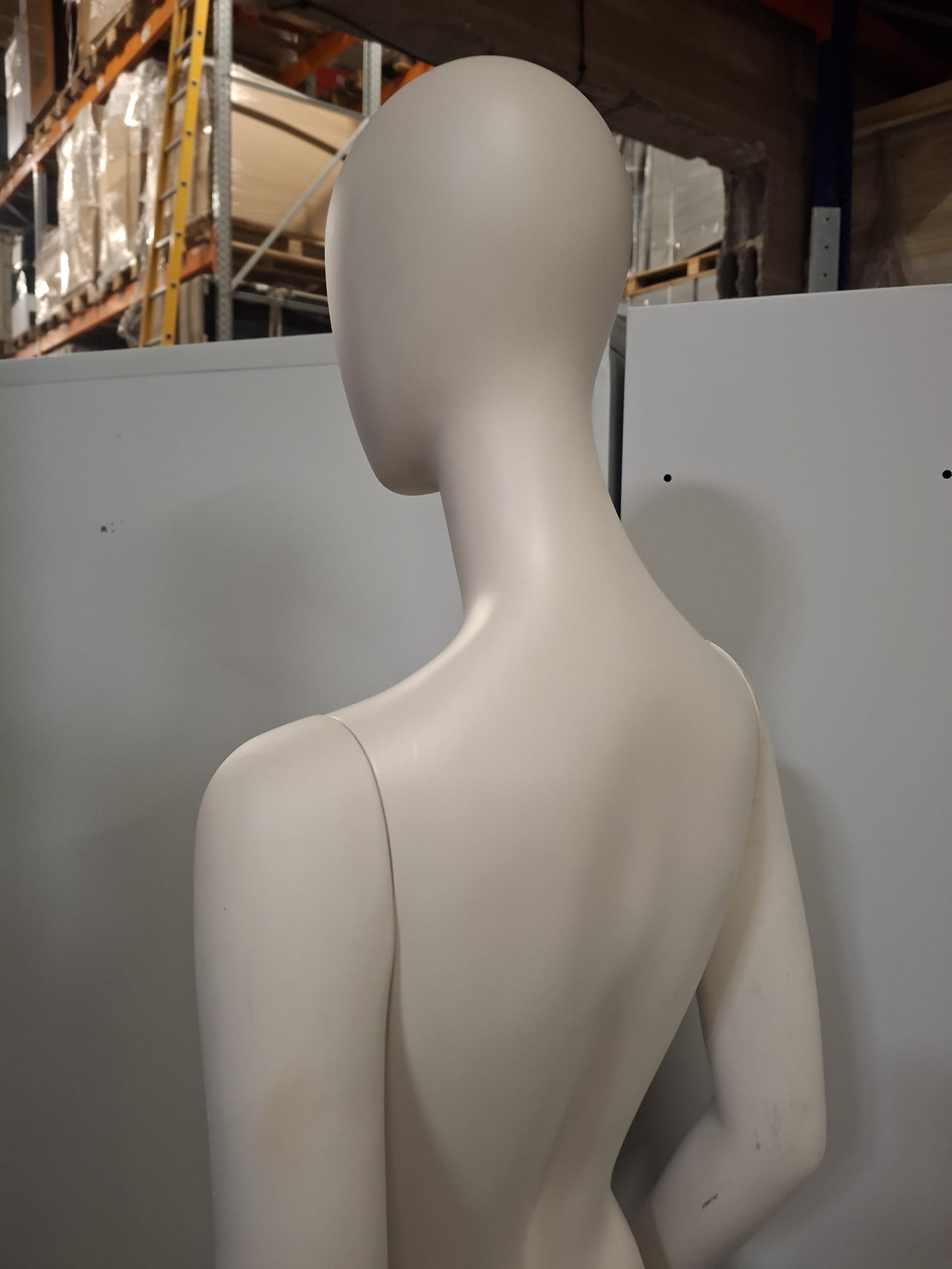 Mannequin buste femme – Fibre de verre blanc crème mat – H 183 cm