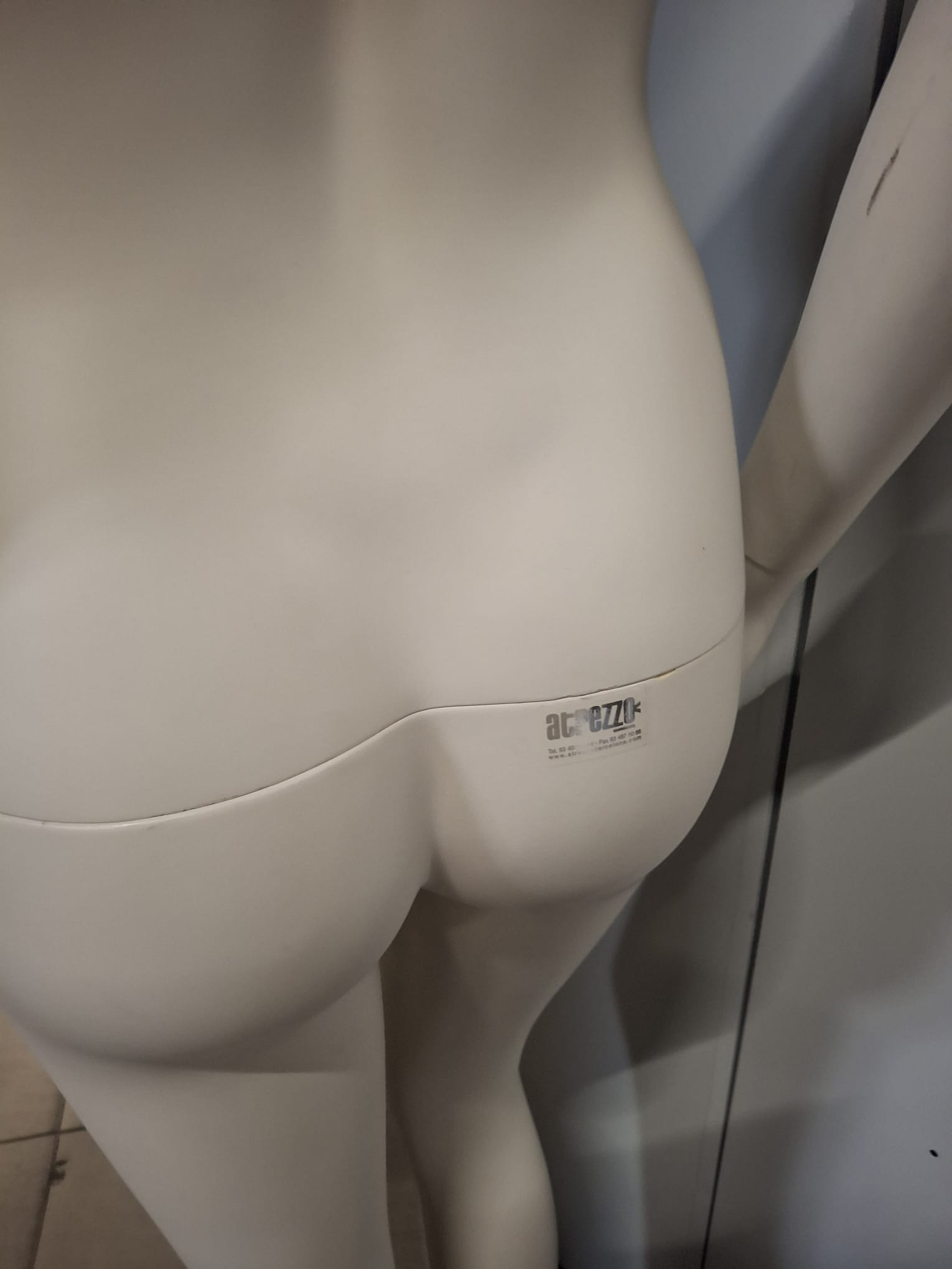 Mannequin buste femme – Fibre de verre blanc crème mat – H 183 cm