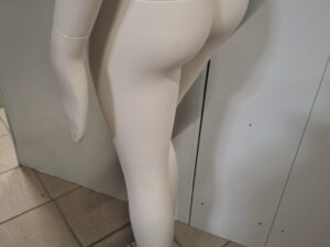 Mannequin buste femme – Fibre de verre blanc crème mat – H 183 cm