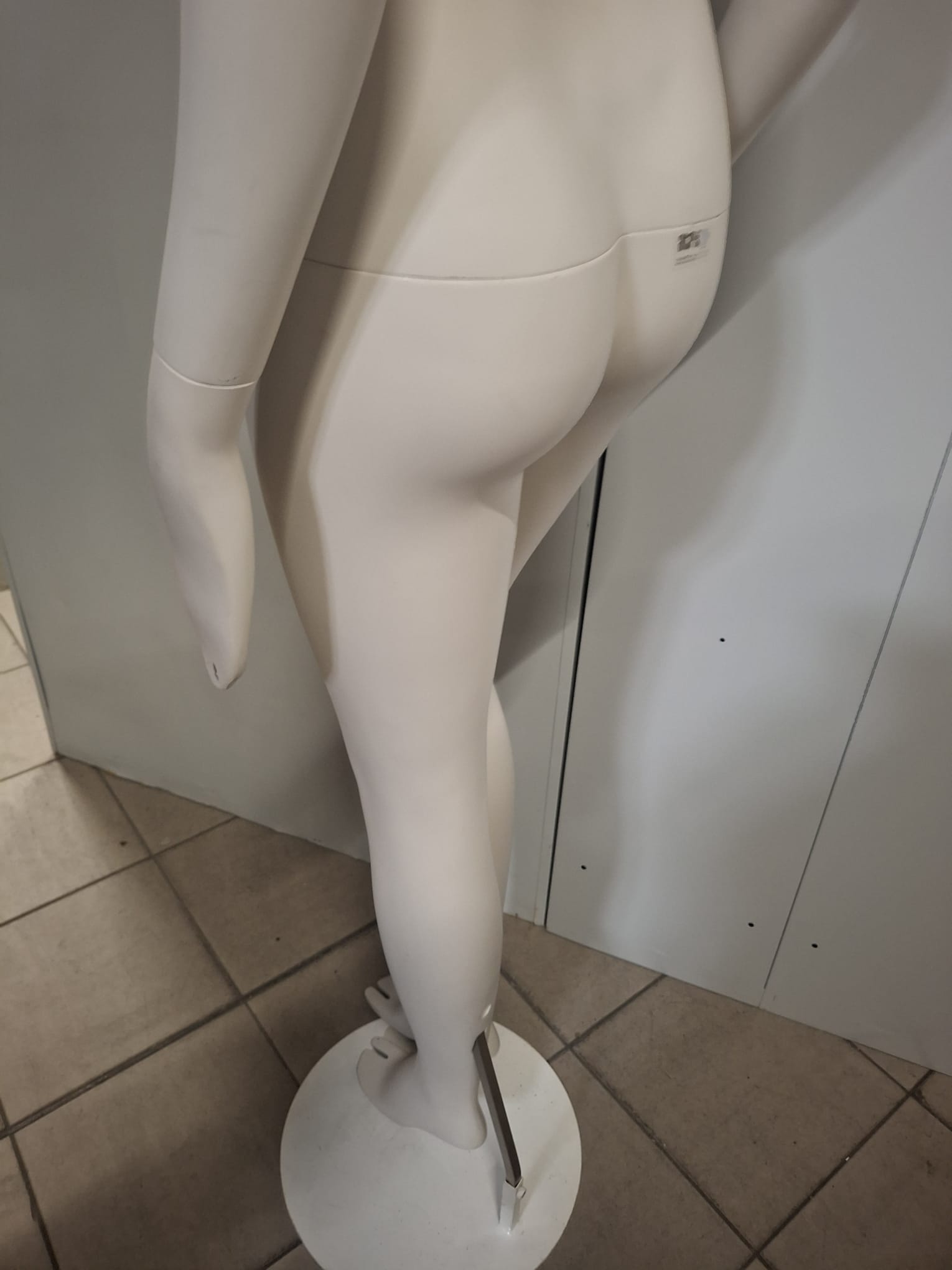 Mannequin buste femme – Fibre de verre blanc crème mat – H 183 cm