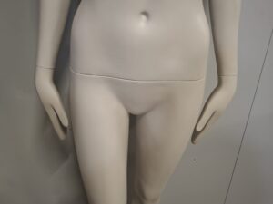 Mannequin buste femme – Fibre de verre blanc crème mat – H 183 cm