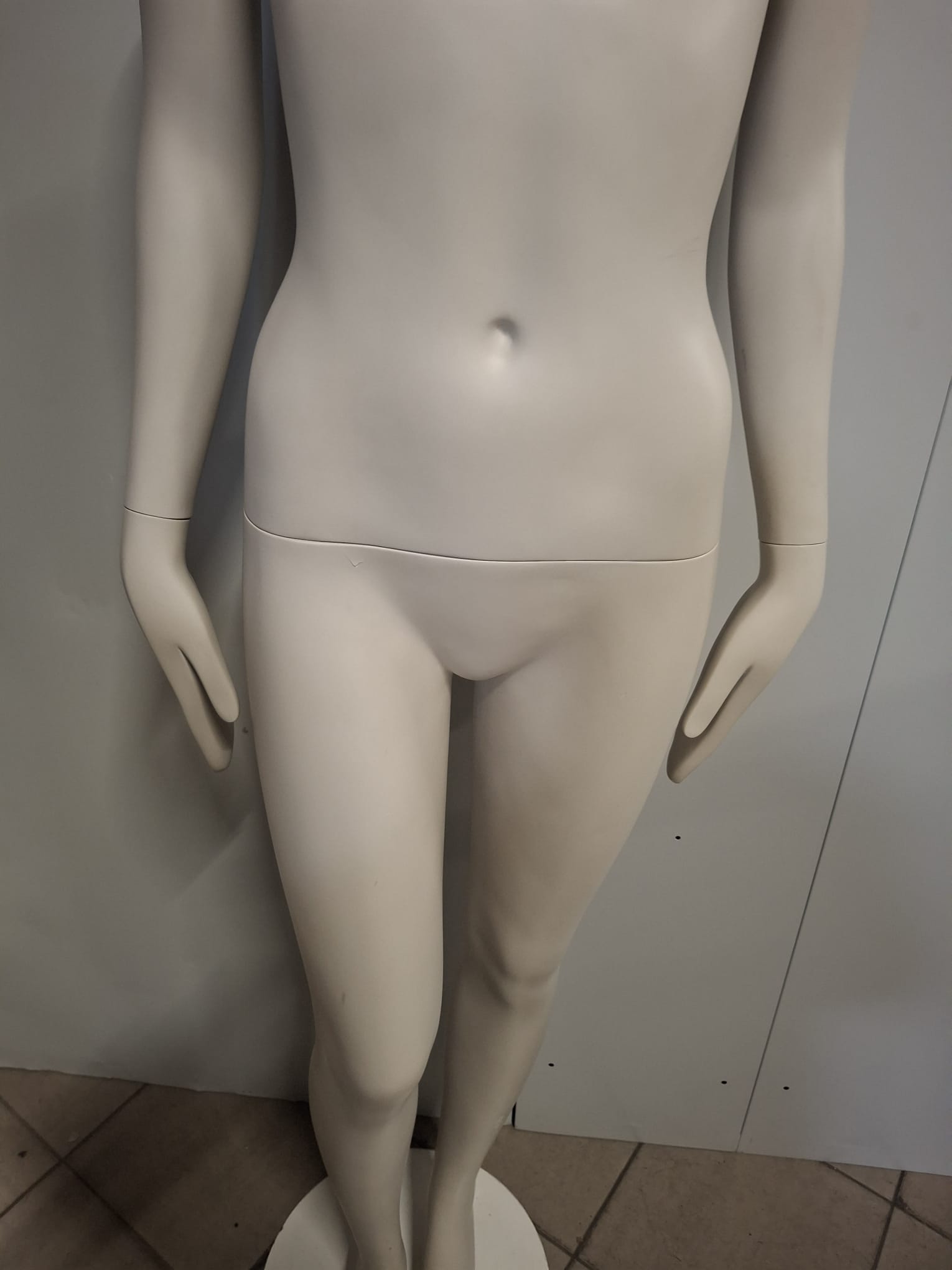 Mannequin buste femme – Fibre de verre blanc crème mat – H 183 cm