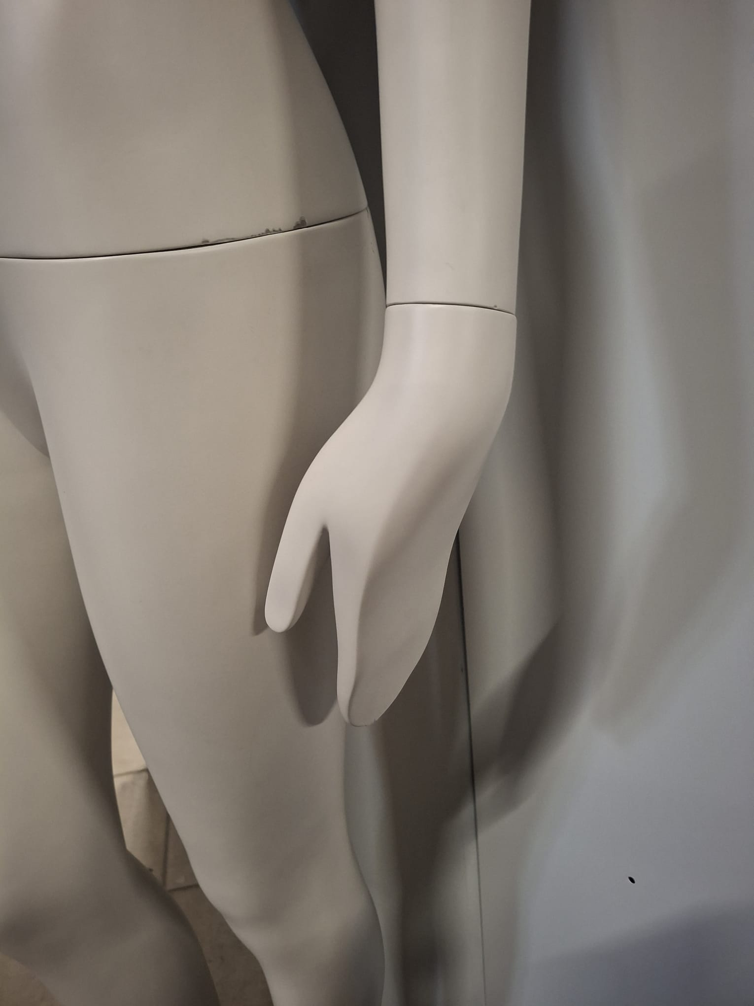Mannequin buste femme – Fibre de verre blanc crème mat – H 183 cm