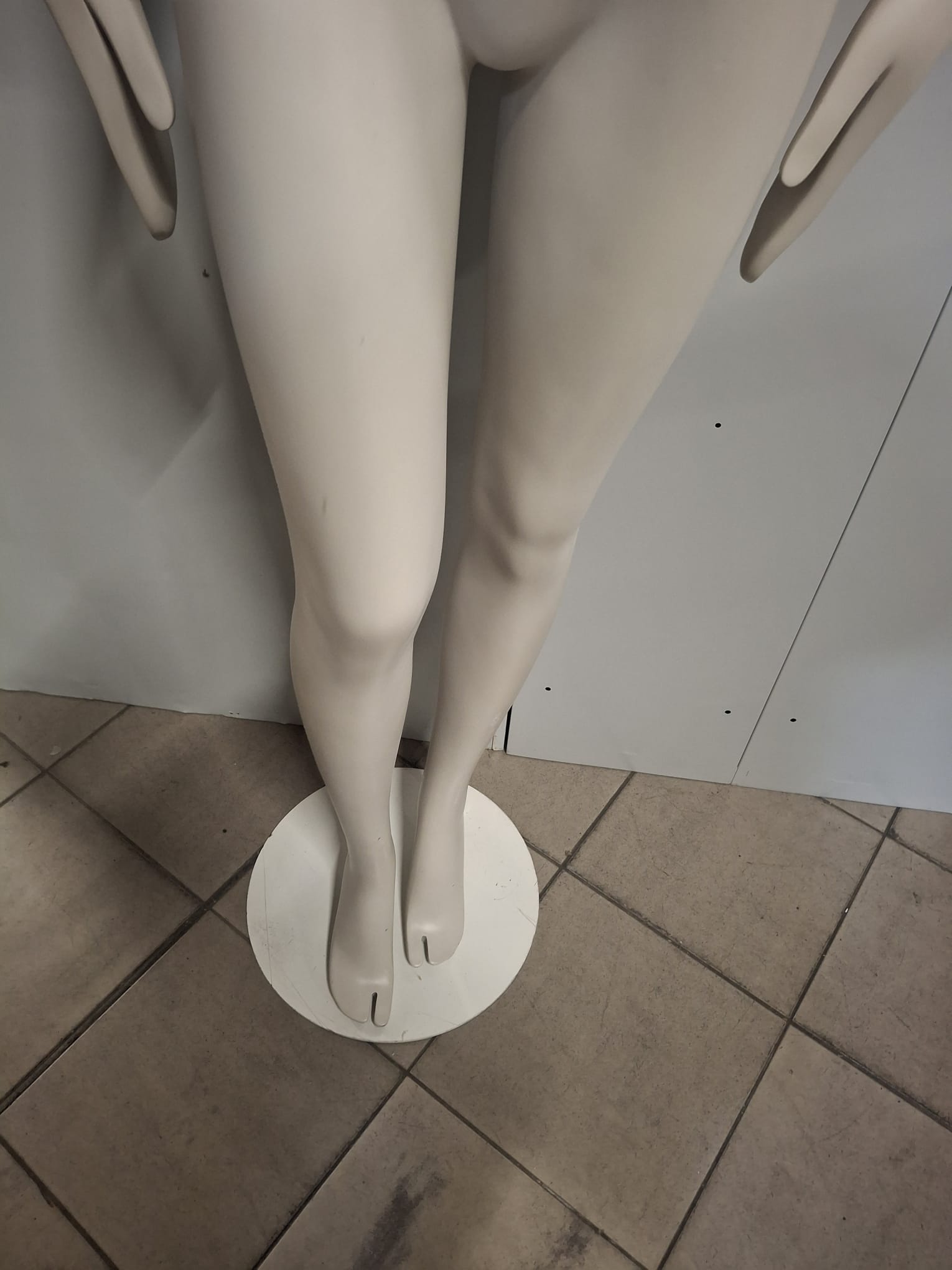 Mannequin buste femme – Fibre de verre blanc crème mat – H 183 cm