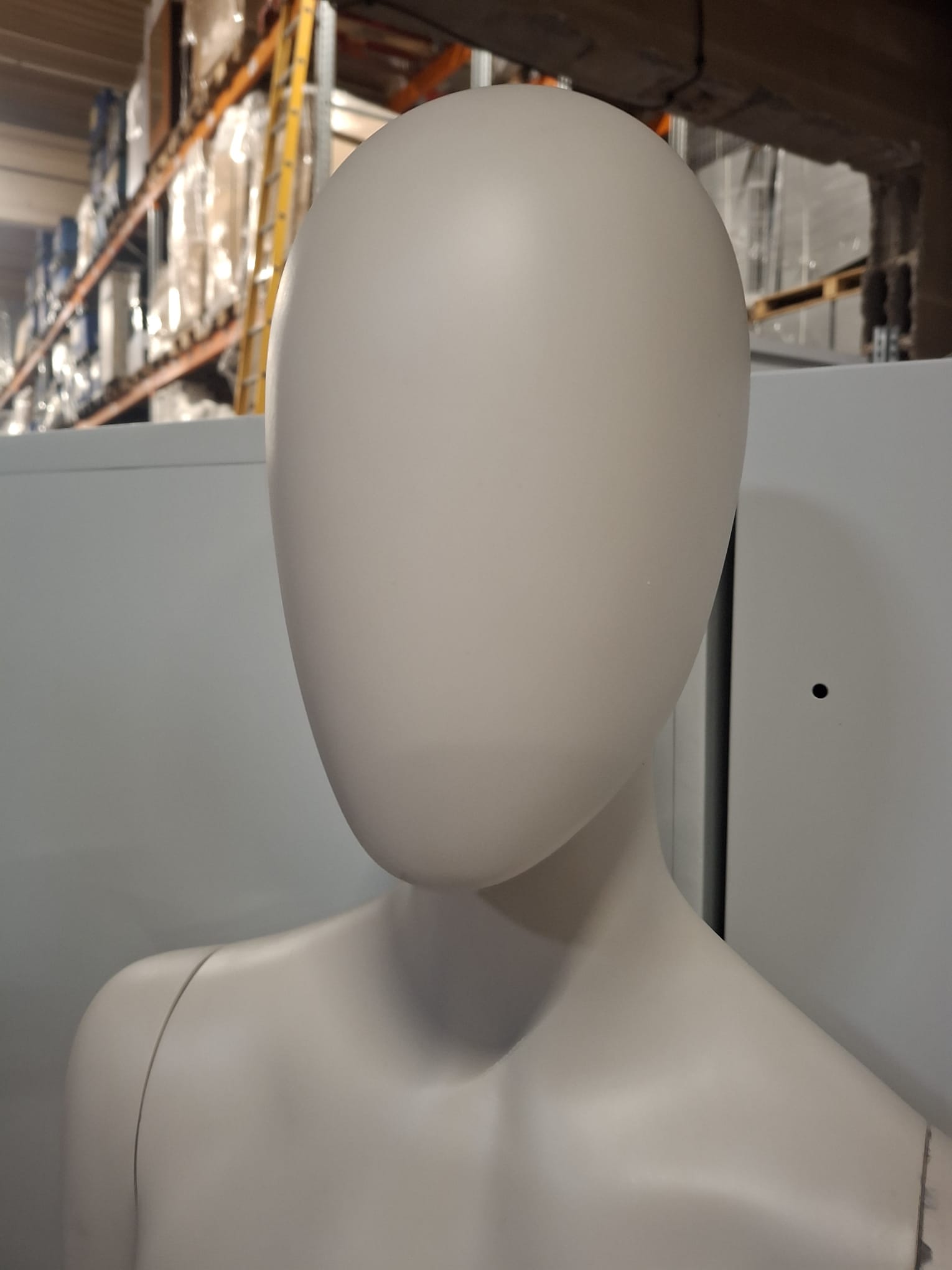 Mannequin buste femme – Fibre de verre blanc crème mat – H 183 cm