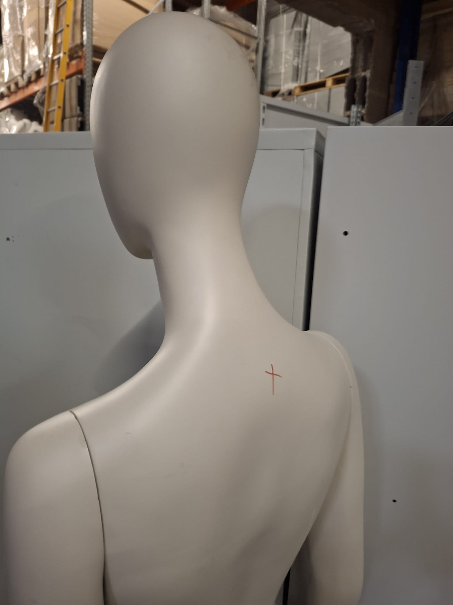 Mannequin buste femme – Fibre de verre blanc crème mat – H 183 cm