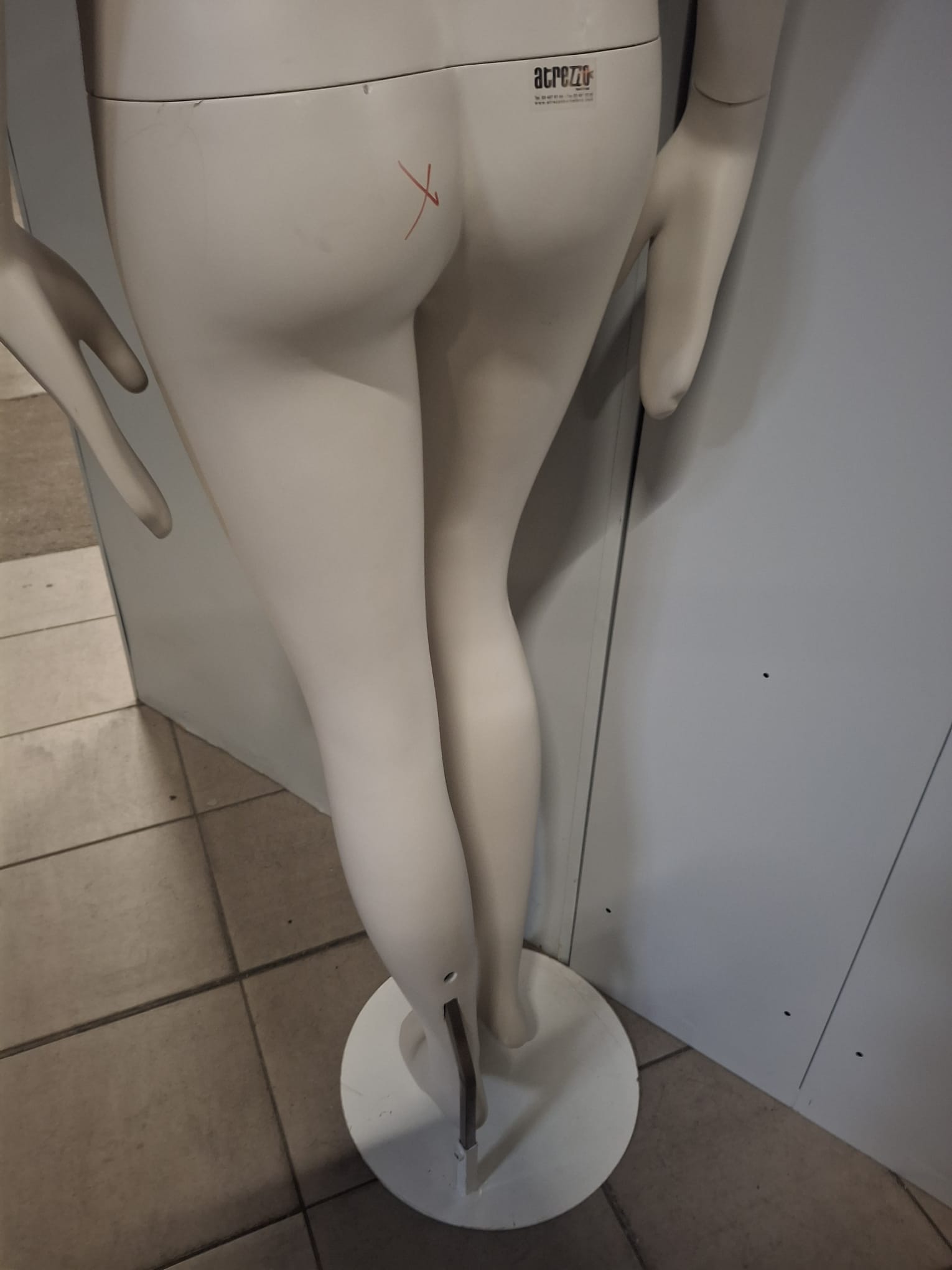 Mannequin buste femme – Fibre de verre blanc crème mat – H 183 cm