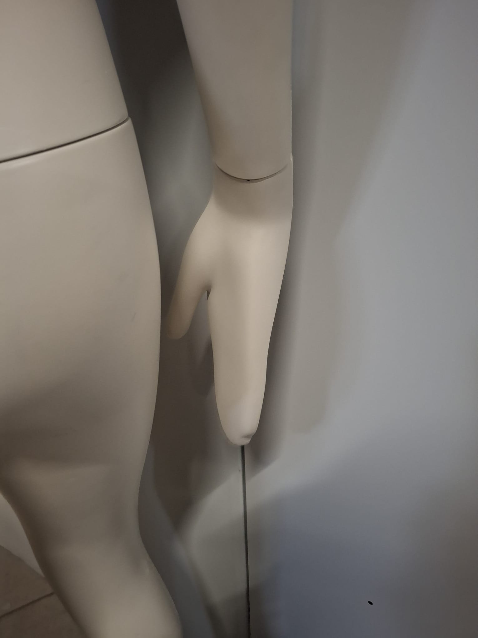 Mannequin buste femme – Fibre de verre blanc crème mat – H 183 cm