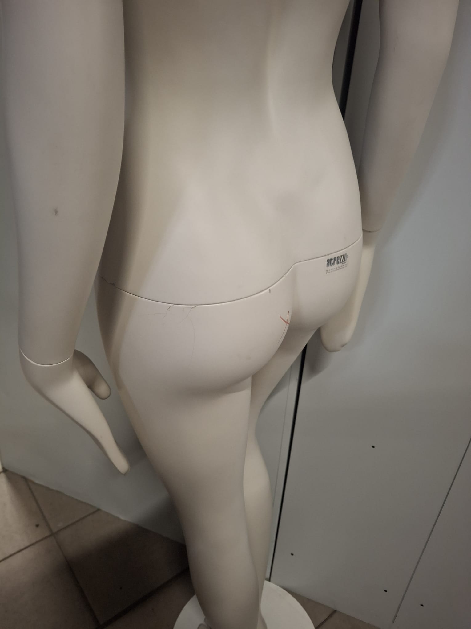 Mannequin buste femme – Fibre de verre blanc crème mat – H 183 cm