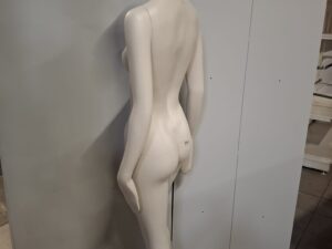 Mannequin buste femme – Fibre de verre blanc crème mat – H 183 cm