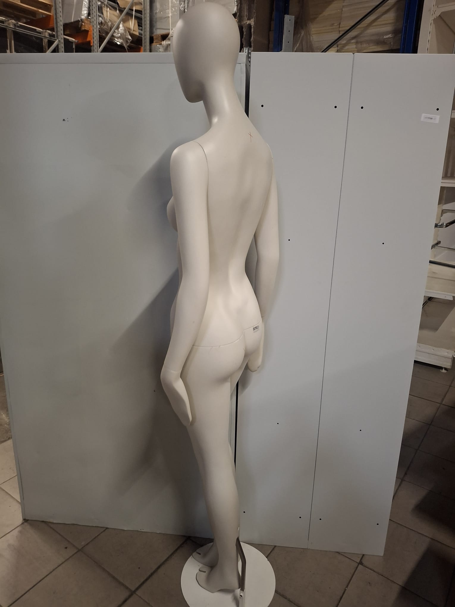 Mannequin buste femme – Fibre de verre blanc crème mat – H 183 cm
