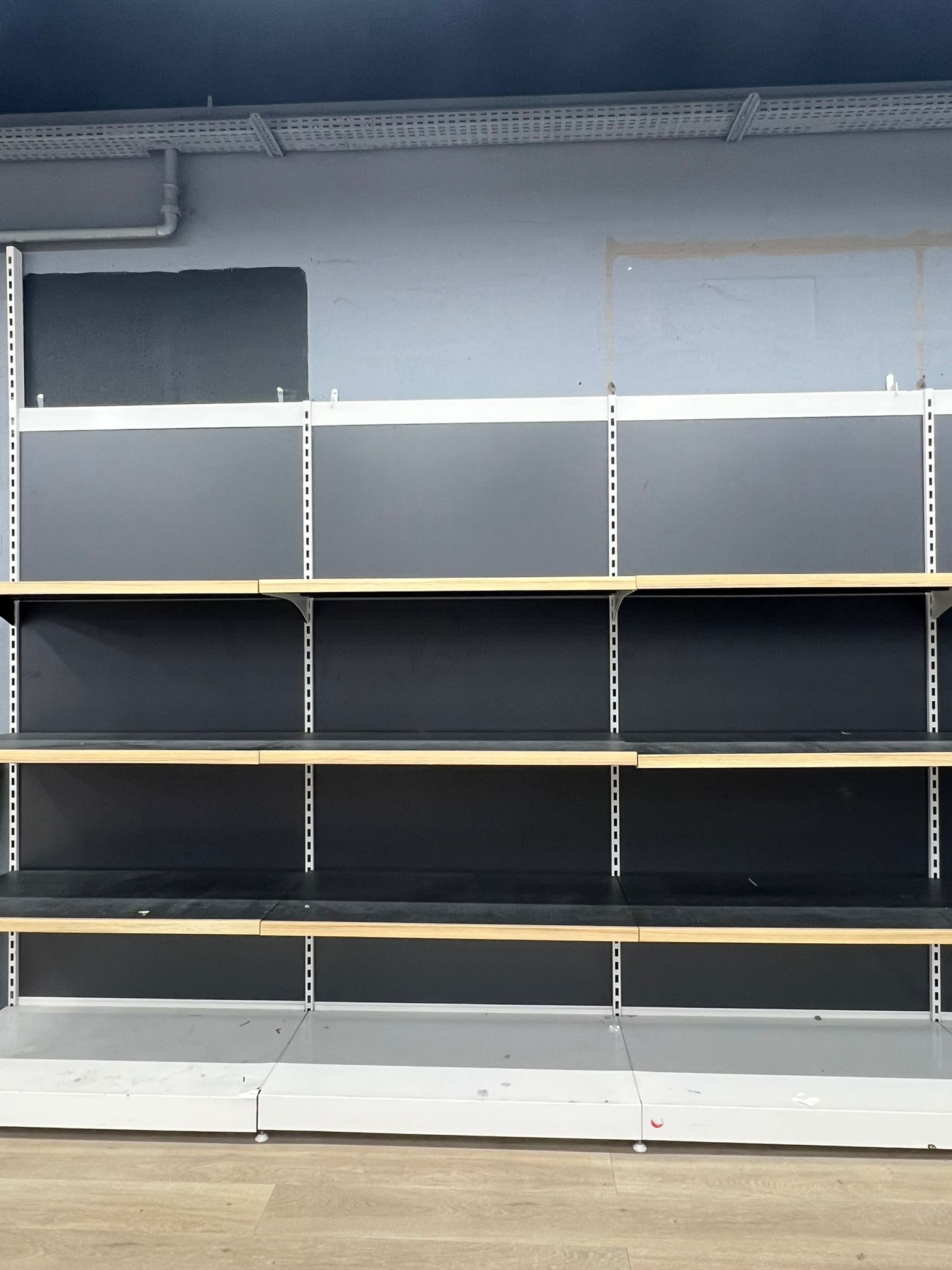 Lot de 6 gondoles murales avec tablettes et base – L7,2 m (120 x 60 x 250 cm)