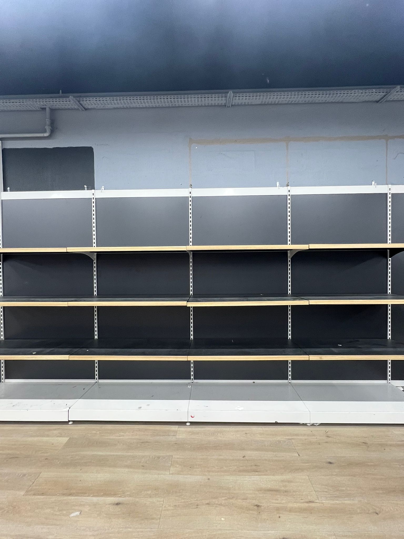Lot de 6 gondoles murales avec tablettes et base – L7,2 m (120 x 60 x 250 cm)