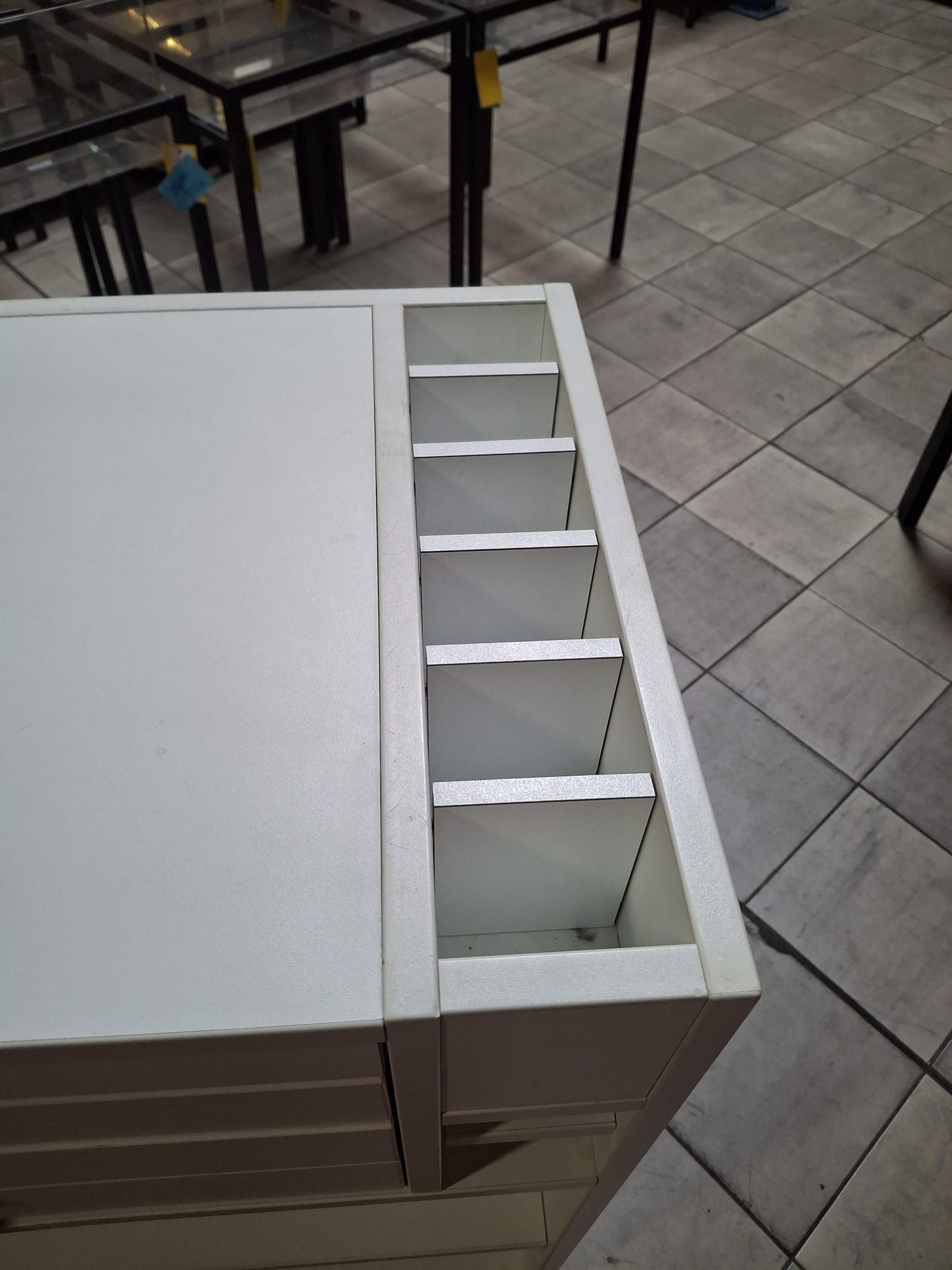 Comptoir banque d’accueil en bois blanc – L70 x P45 x H100 cm