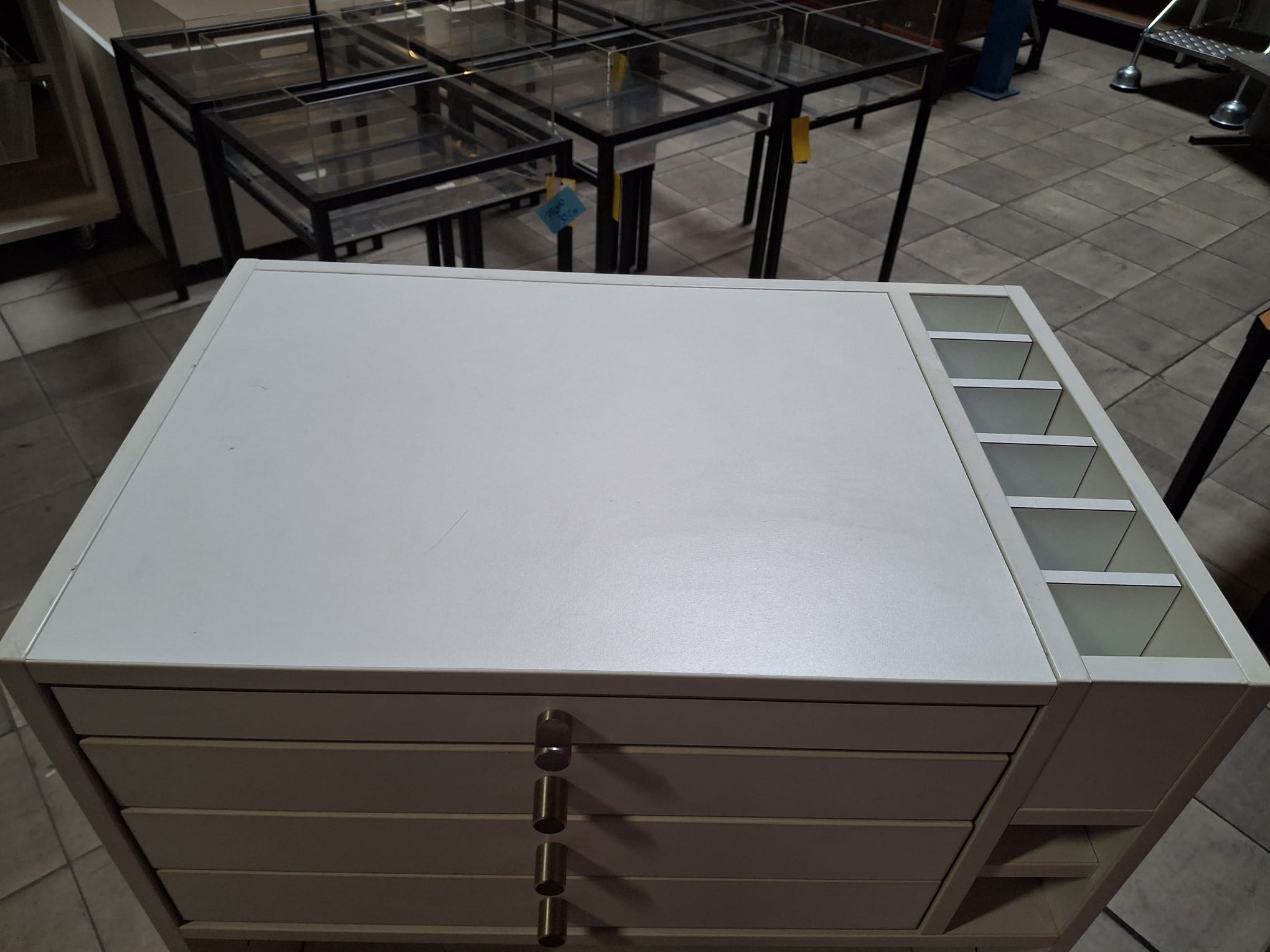 Comptoir banque d’accueil en bois blanc – L70 x P45 x H100 cm