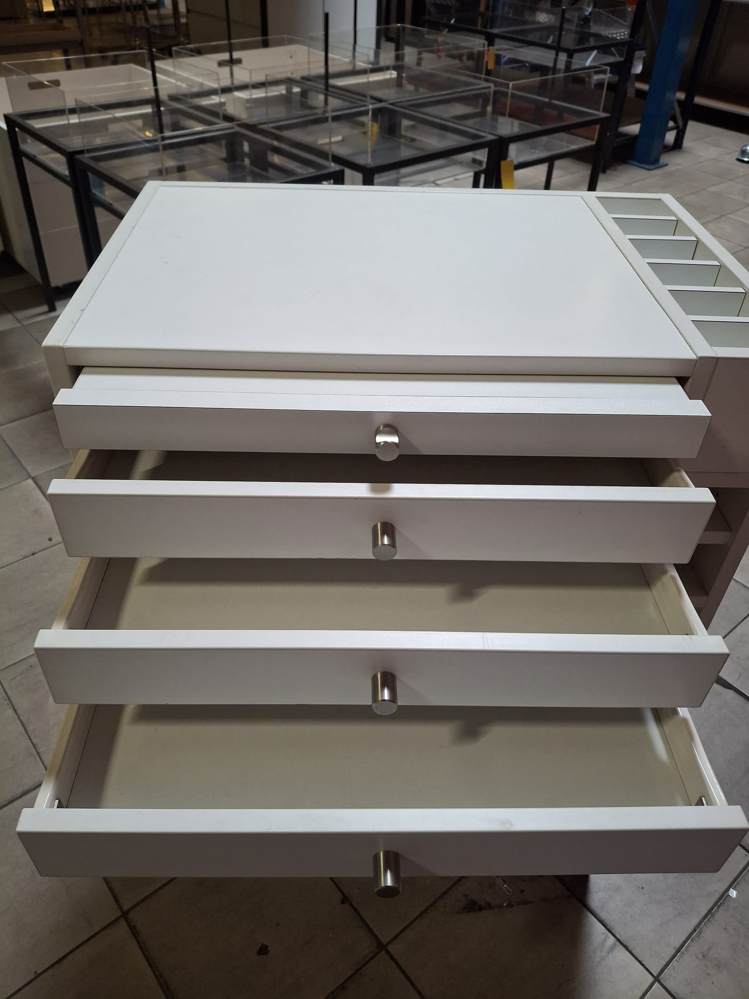 Comptoir banque d’accueil en bois blanc – L70 x P45 x H100 cm
