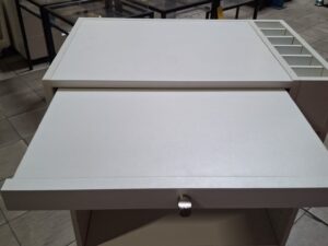 Comptoir banque d’accueil en bois blanc – L70 x P45 x H100 cm