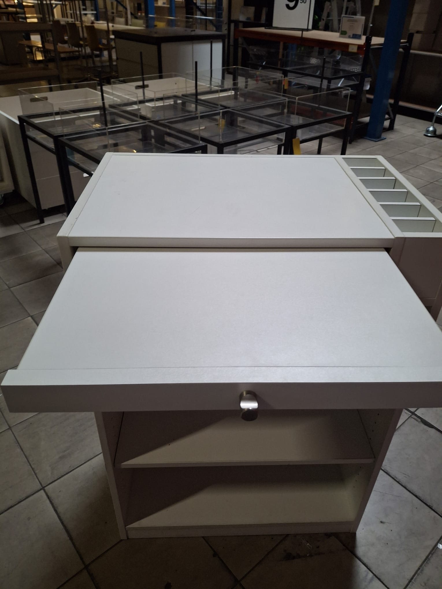 Comptoir banque d’accueil en bois blanc – L70 x P45 x H100 cm