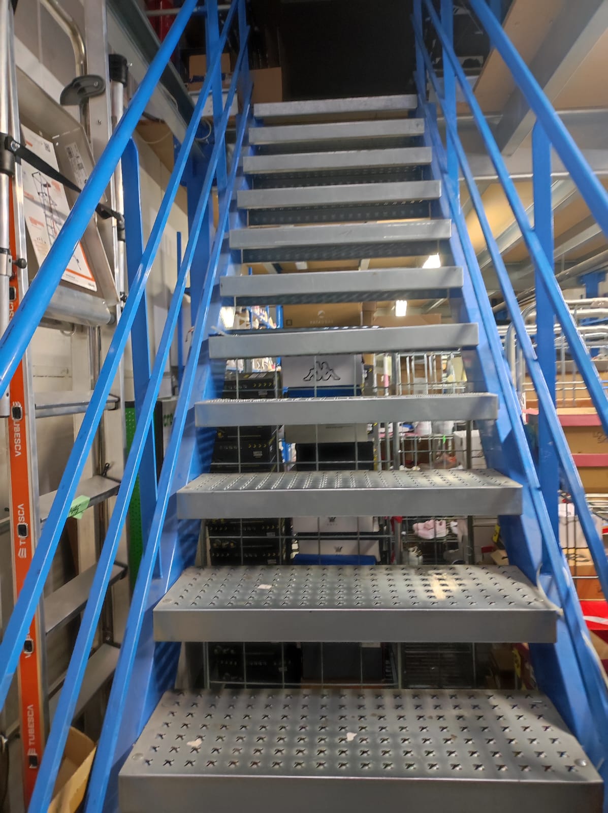 Mezzanine métallique industrielle – stockage entrepôt – 94,5 m²
