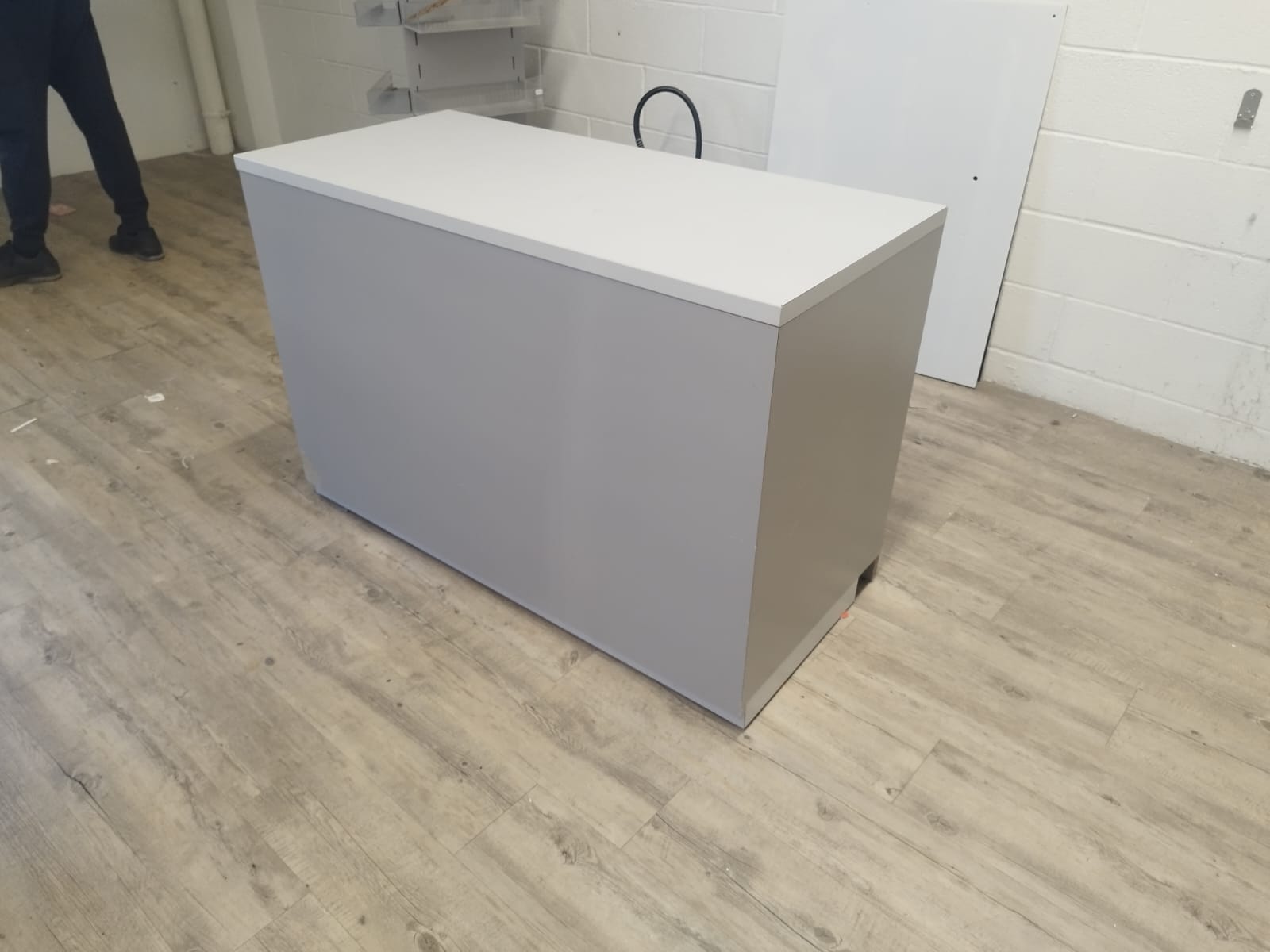 Comptoir d’accueil bois gris avec arrière comptoir – 280 x 90 x H97,5 cm – Image 9