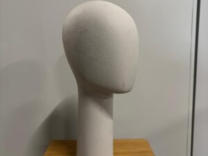 Tête de mannequin en fibre de verre crème effet crépi