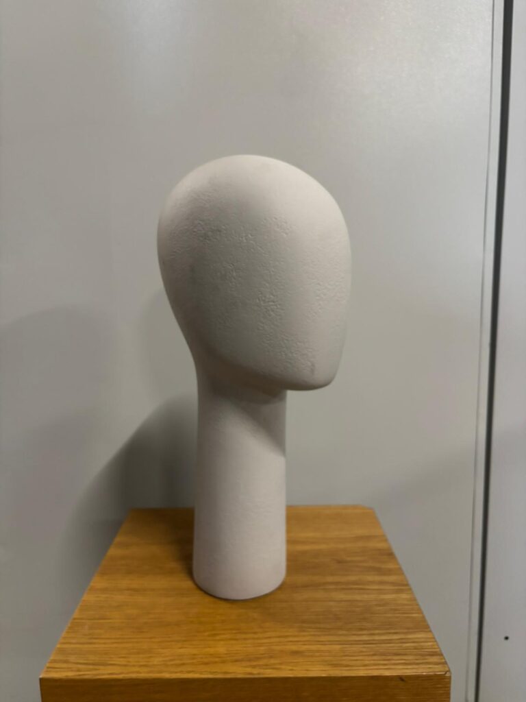 Tête de mannequin en fibre de verre crème effet crépi