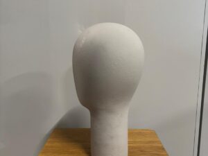 Tête de mannequin en fibre de verre crème effet crépi