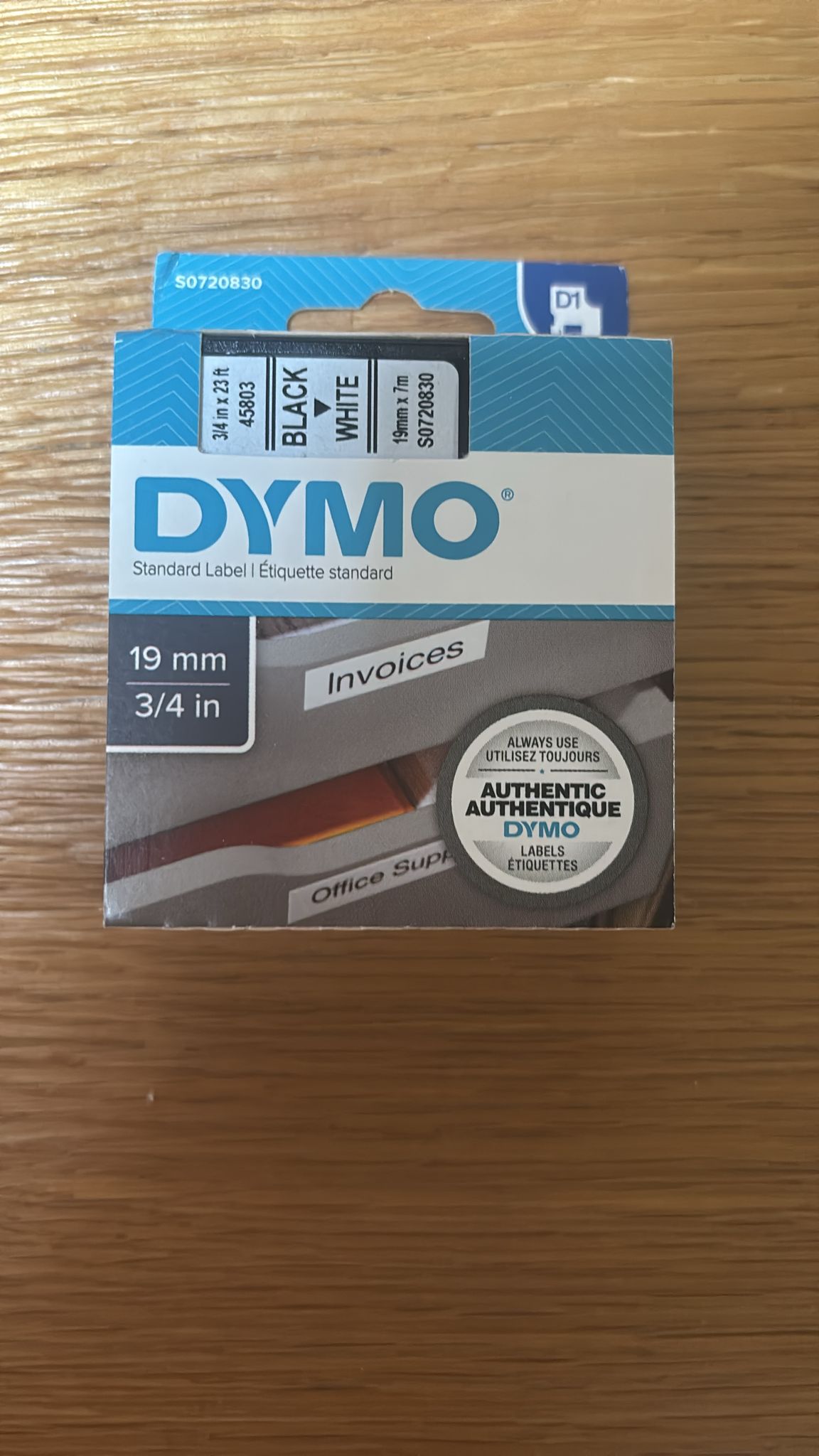 Ruban d’étiquettes Dymo Standard 2000/5500 noir sur blanc – 19 mm x 7 m Fabriqué par Dymo, ce ruban autocollant offre une excellente qualité d’impression et une bonne adhérence sur différentes surfaces, garantissant des étiquettes nettes et durables. Le format 19 mm x 7 m permet de réaliser des étiquettes suffisamment larges pour être lisibles tout en restant pratique à utiliser. Caractéristiques : Type : Ruban d’étiquettes Marque : Dymo Modèle : Standard 2000/5500 – S0720830 Couleur d’impression : Noir sur blanc Format : 19 mm x 7 m Matière : Polyester autocollant durable Utilisation : Étiquetage professionnel et organisation Dimensions du produit : Longueur : 7,01 cm Largeur : 8,99 cm Hauteur : 3 cm Poids : 49,9 g