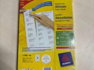 Boîte de 100 feuilles d’étiquettes laser Avery – 63,5 x 38,1 mm – 2100 étiquettes