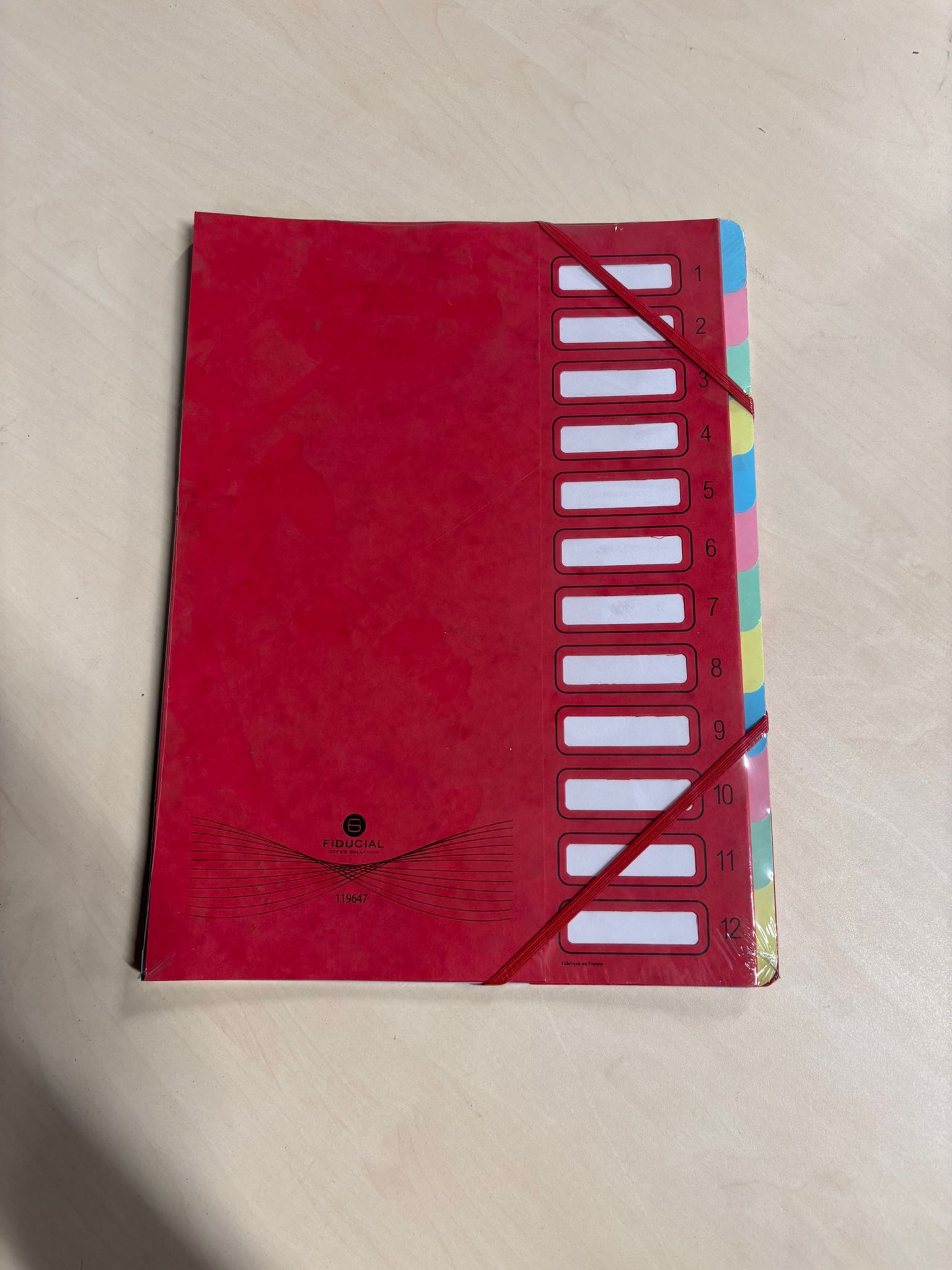 Trieur de documents A4 Fiducial rouge – 12 intercalaires Sa structure solide assure une bonne tenue des documents tout en facilitant l’accès à chaque compartiment. Idéal pour une utilisation en bureau, école ou à domicile, ce trieur facilite le tri par catégorie, mois, projet ou thème. Caractéristiques : Type : Trieur de documents A4 Marque : Fiducial Coloris : Rouge Format : A4 (210 x 297 mm) Nombre d’intercalaires : 12 Utilisation : Organisation et tri de documents Dimensions : Format A4 : 210 x 297 mm