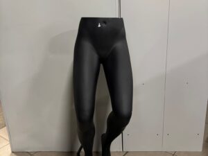 Jambe de présentation femme semi-assise – Fibre de verre noire – Hauteur 106 cm