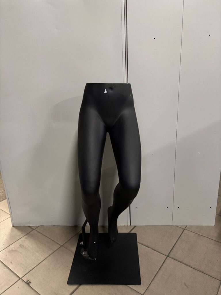 Jambe de présentation femme semi-assise – Fibre de verre noire – Hauteur 106 cm