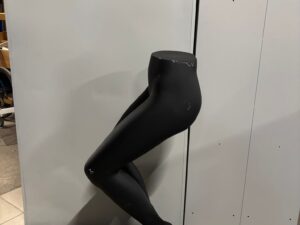 Jambe de présentation femme semi-assise – Fibre de verre noire – Hauteur 106 cm