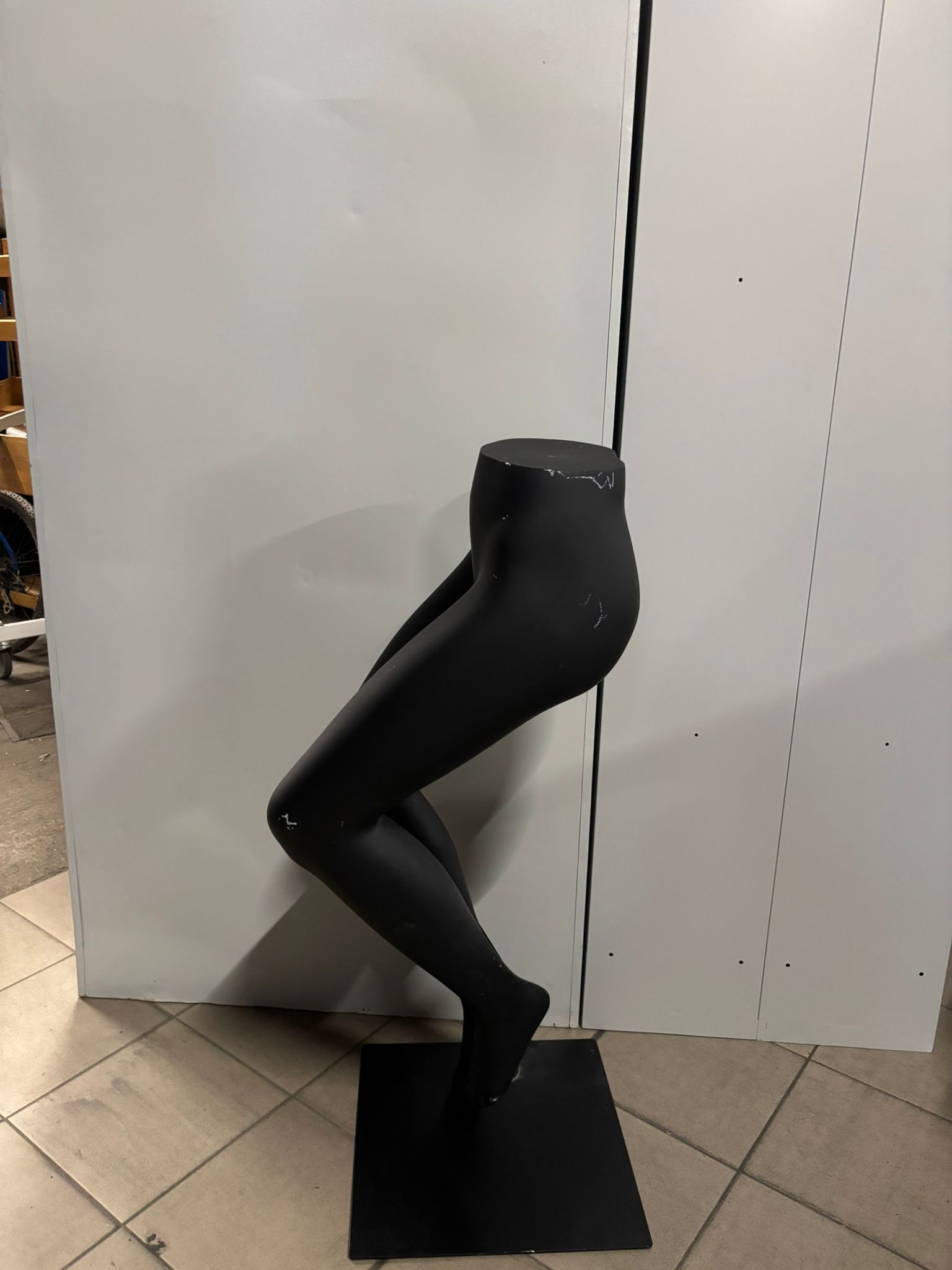 Jambe de présentation femme semi-assise – Fibre de verre noire – Hauteur 106 cm