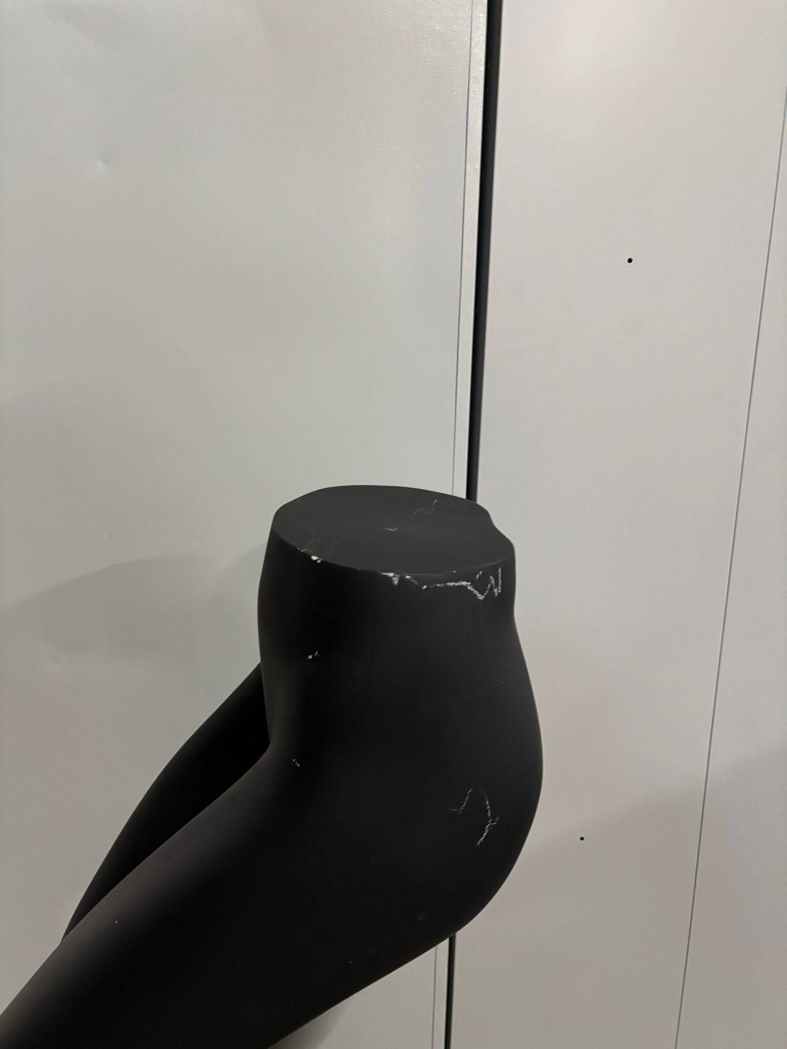 Jambe de présentation femme semi-assise – Fibre de verre noire – Hauteur 106 cm