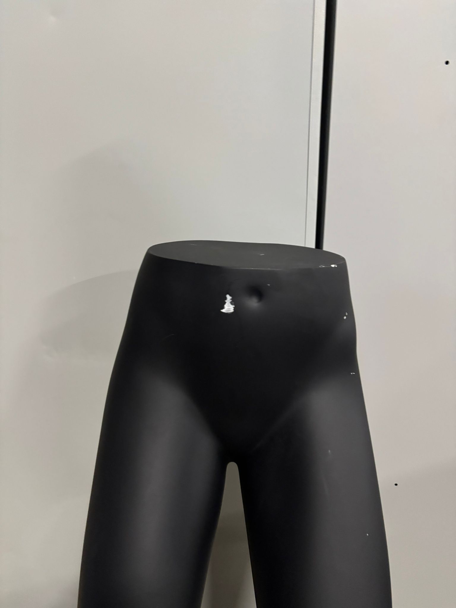 Jambe de présentation femme semi-assise – Fibre de verre noire – Hauteur 106 cm