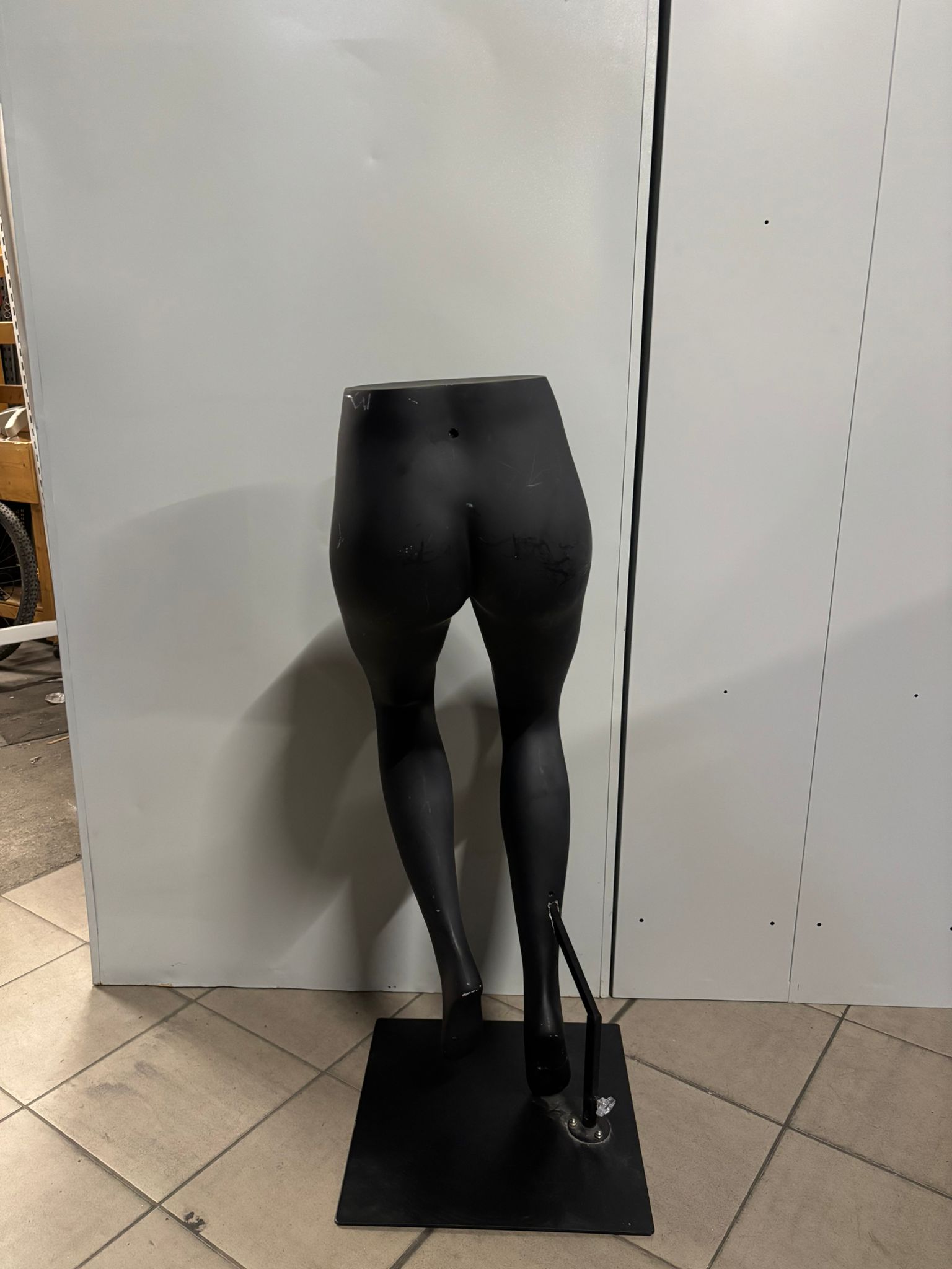 Jambe de présentation femme semi-assise – Fibre de verre noire – Hauteur 106 cm