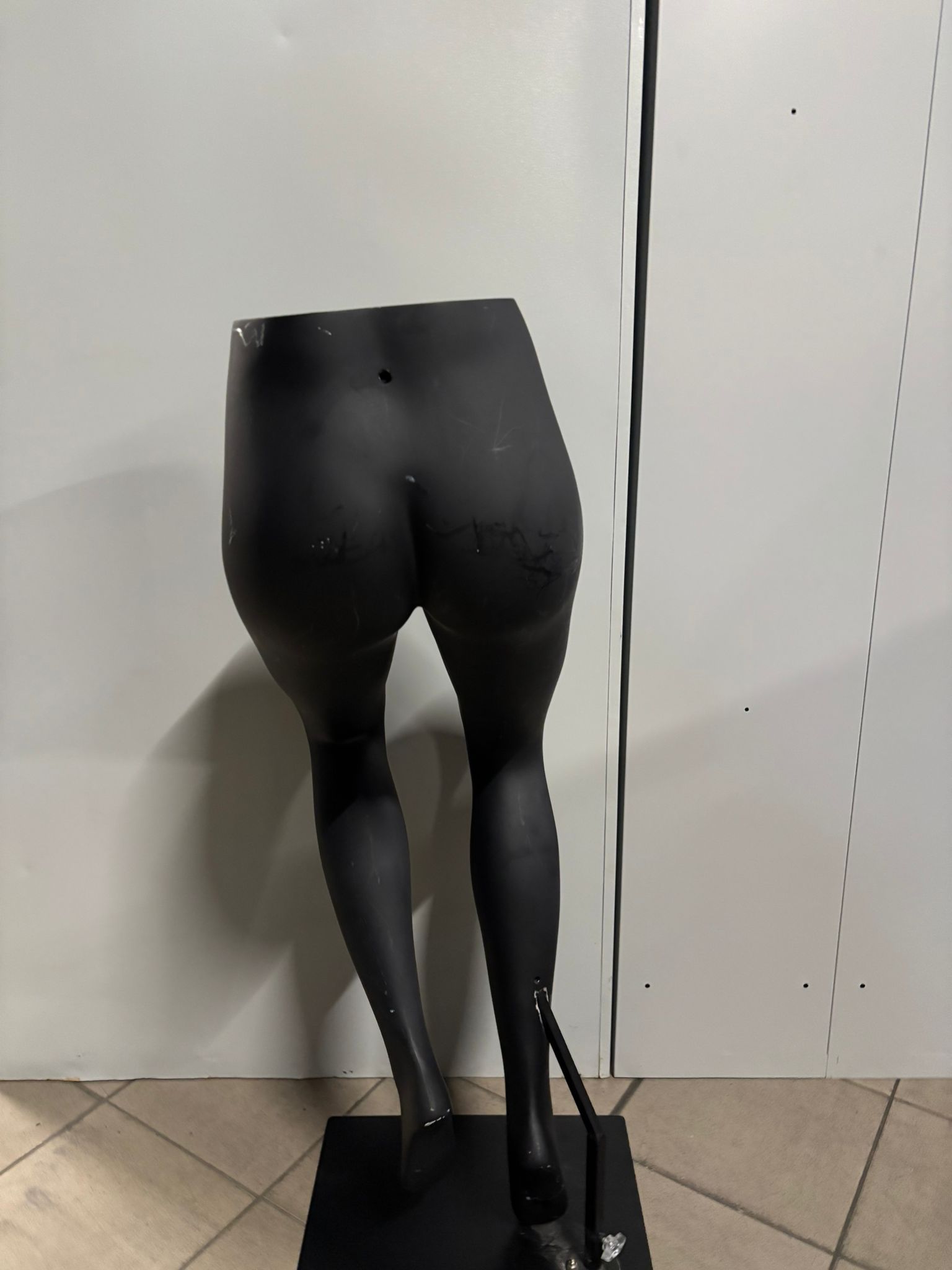 Jambe de présentation femme semi-assise – Fibre de verre noire – Hauteur 106 cm